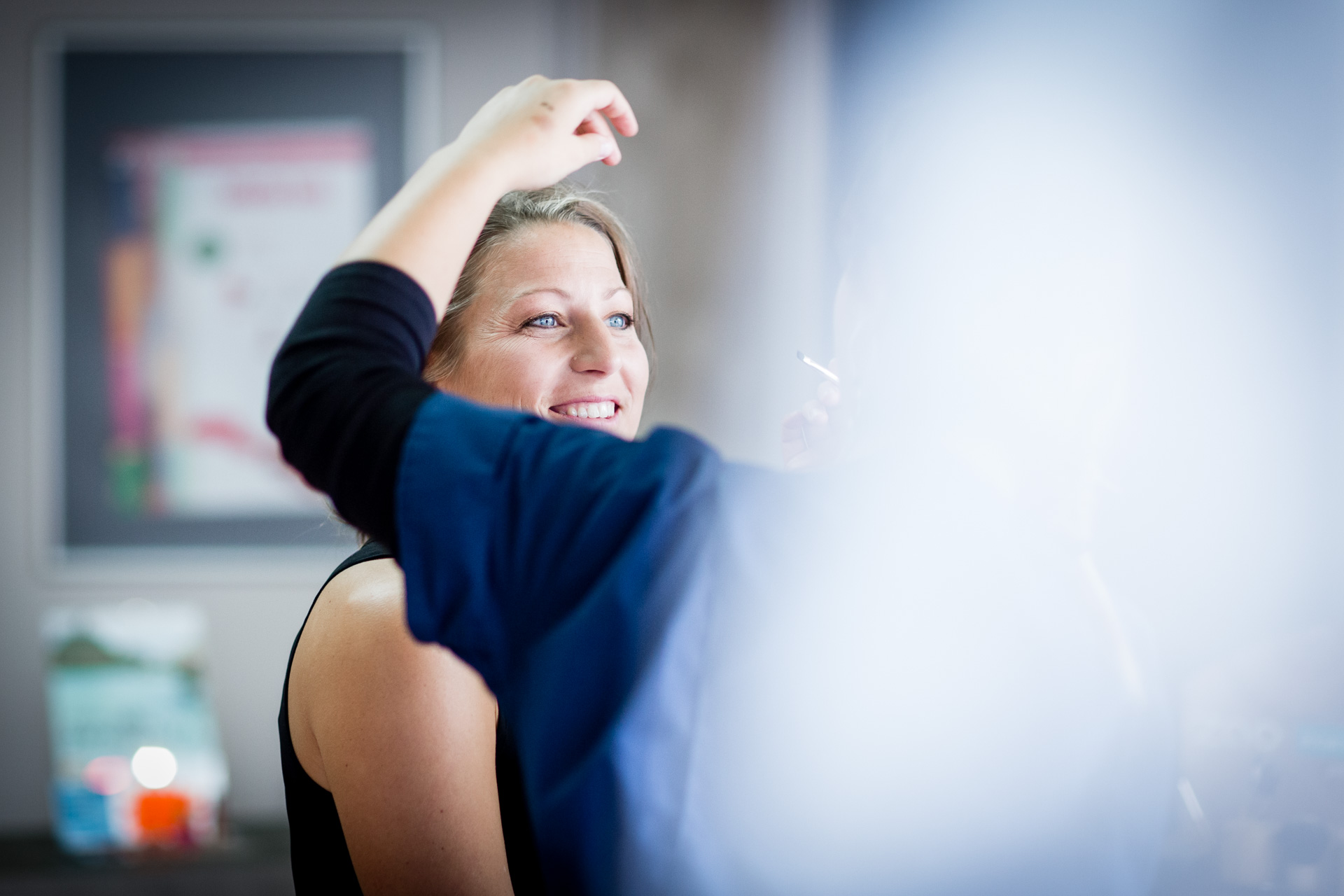 ambiance pendant le maquillage de la mariée avec flou