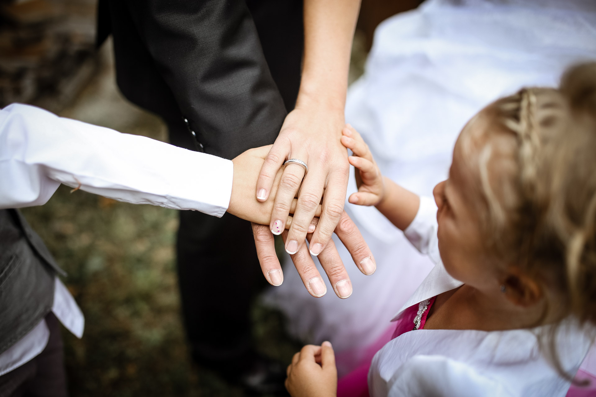 mariage en famille les mains de tous