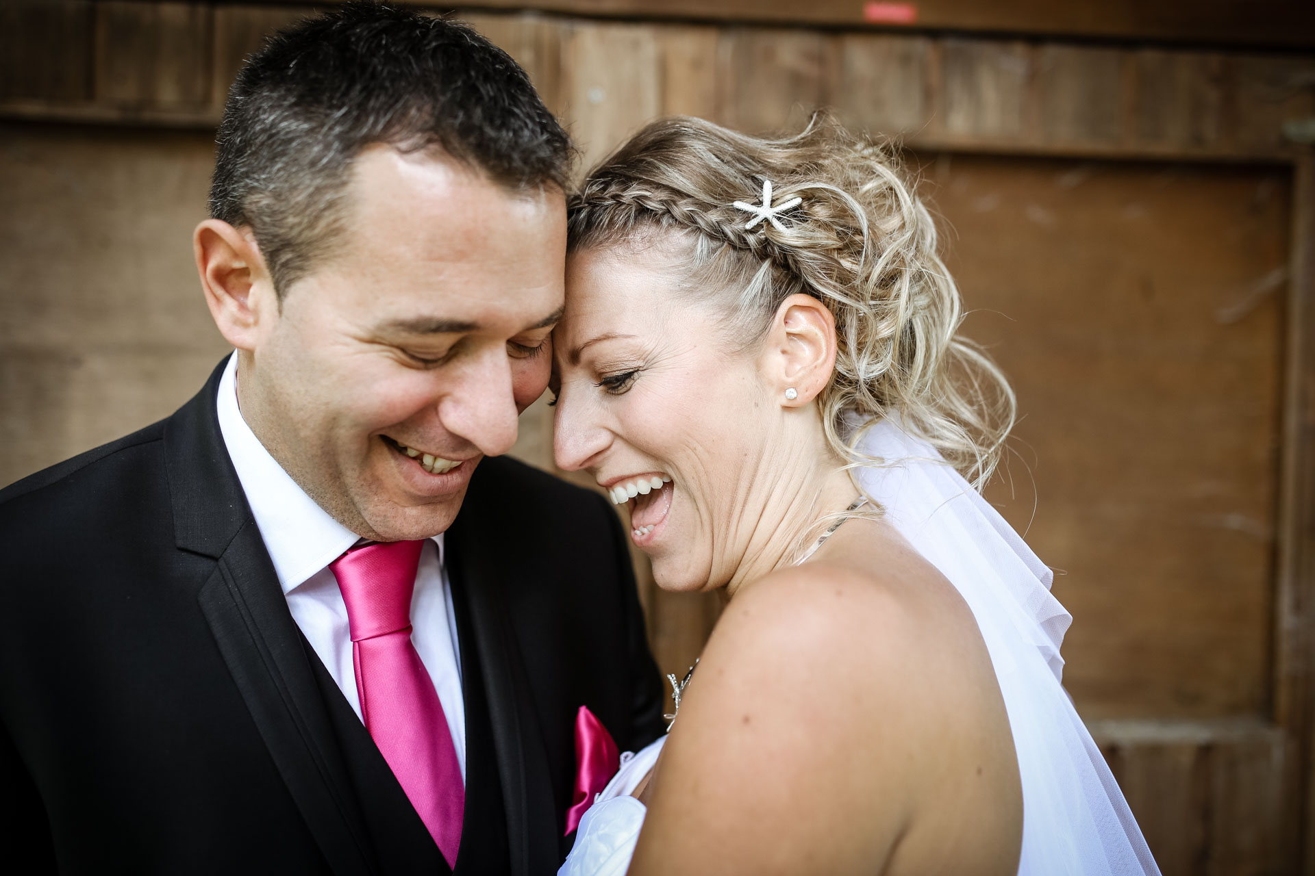 couple rigolant pendant seance photos