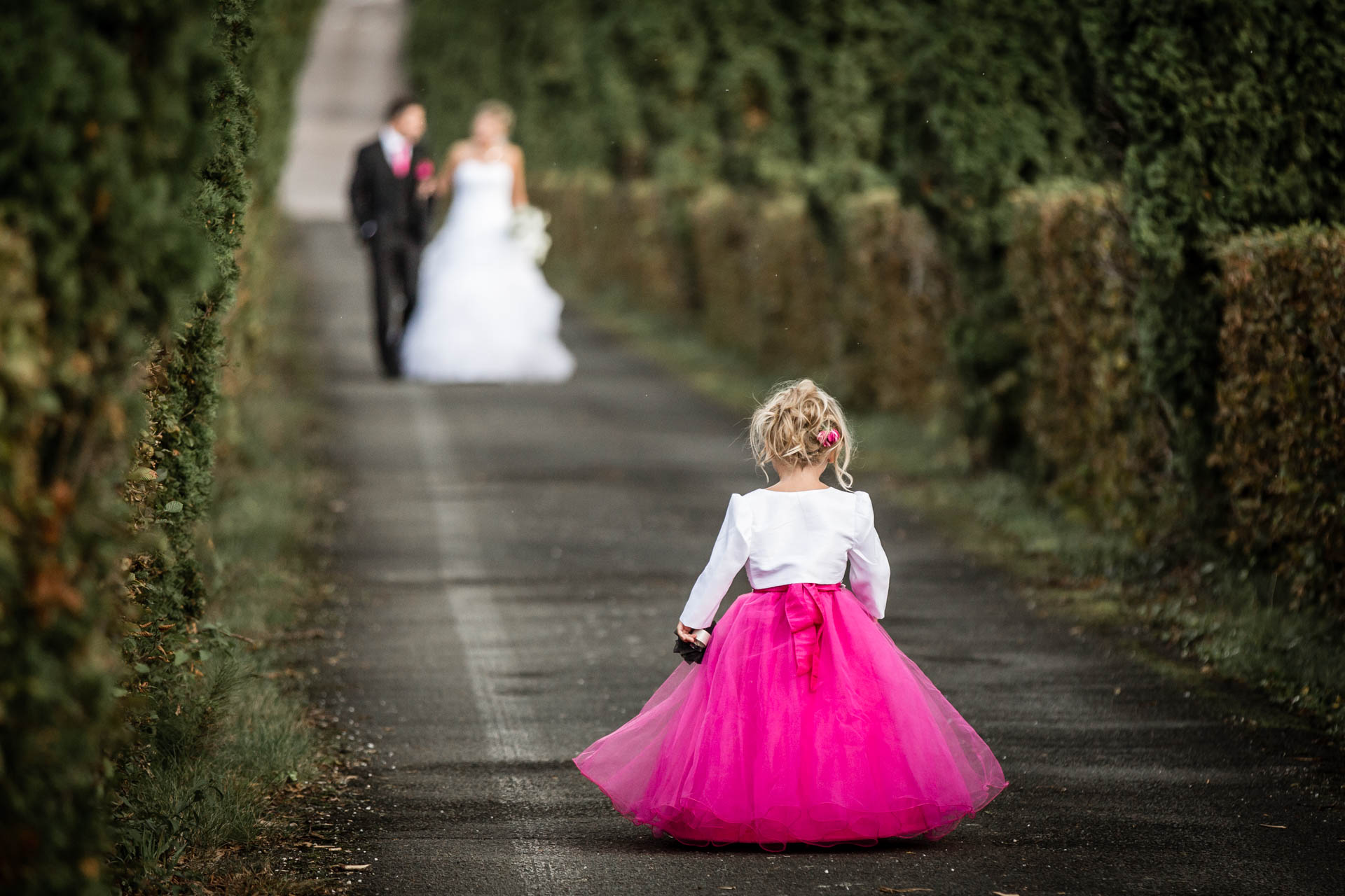 superbe photo de la petite princesse attendant ses parents qui se marient