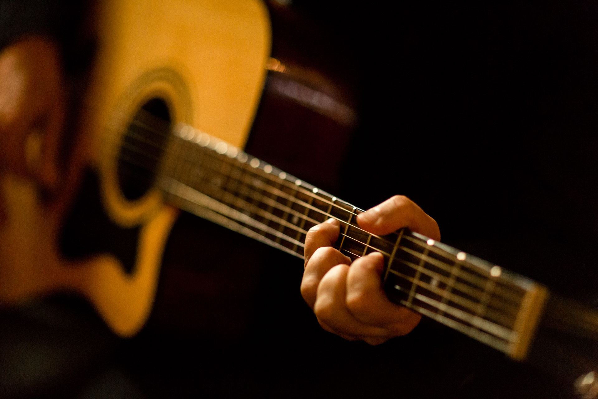 detail de la guitare du musicien