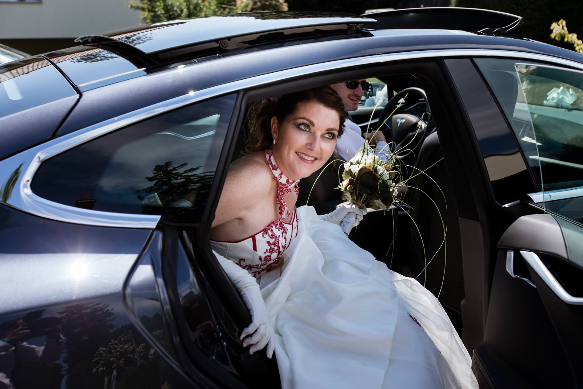 Mariage Coppet eglise Saint Robert descente voiture