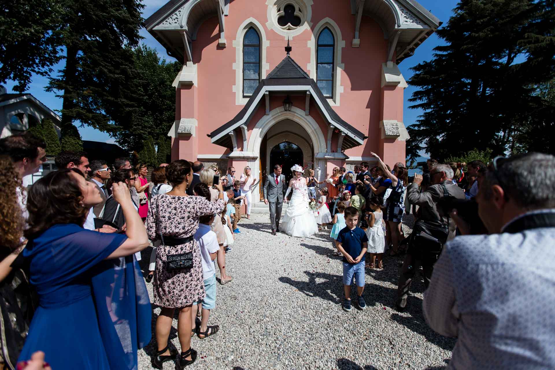 Mariage Coppet eglise Saint Robert sortie des mariées