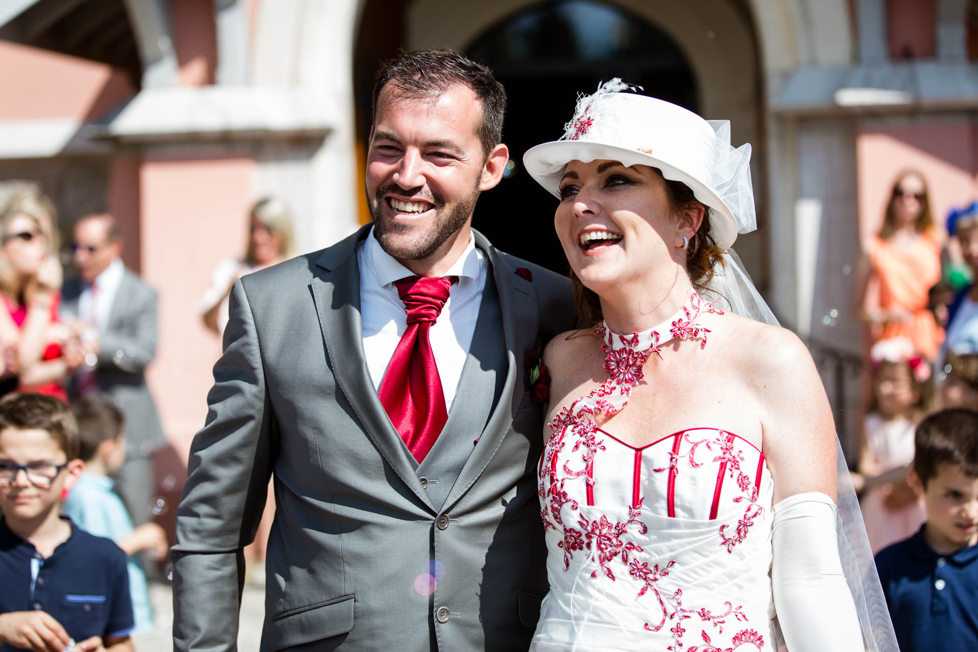 Mariage Coppet eglise Saint Robert sortie des maries en souriant