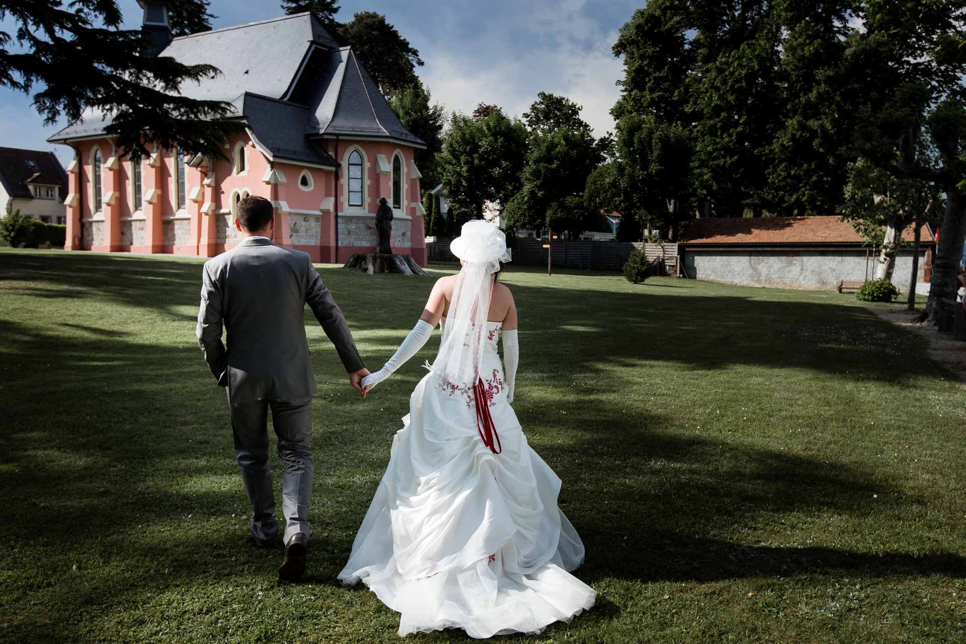 Mariage Coppet eglise Saint Robert de dos