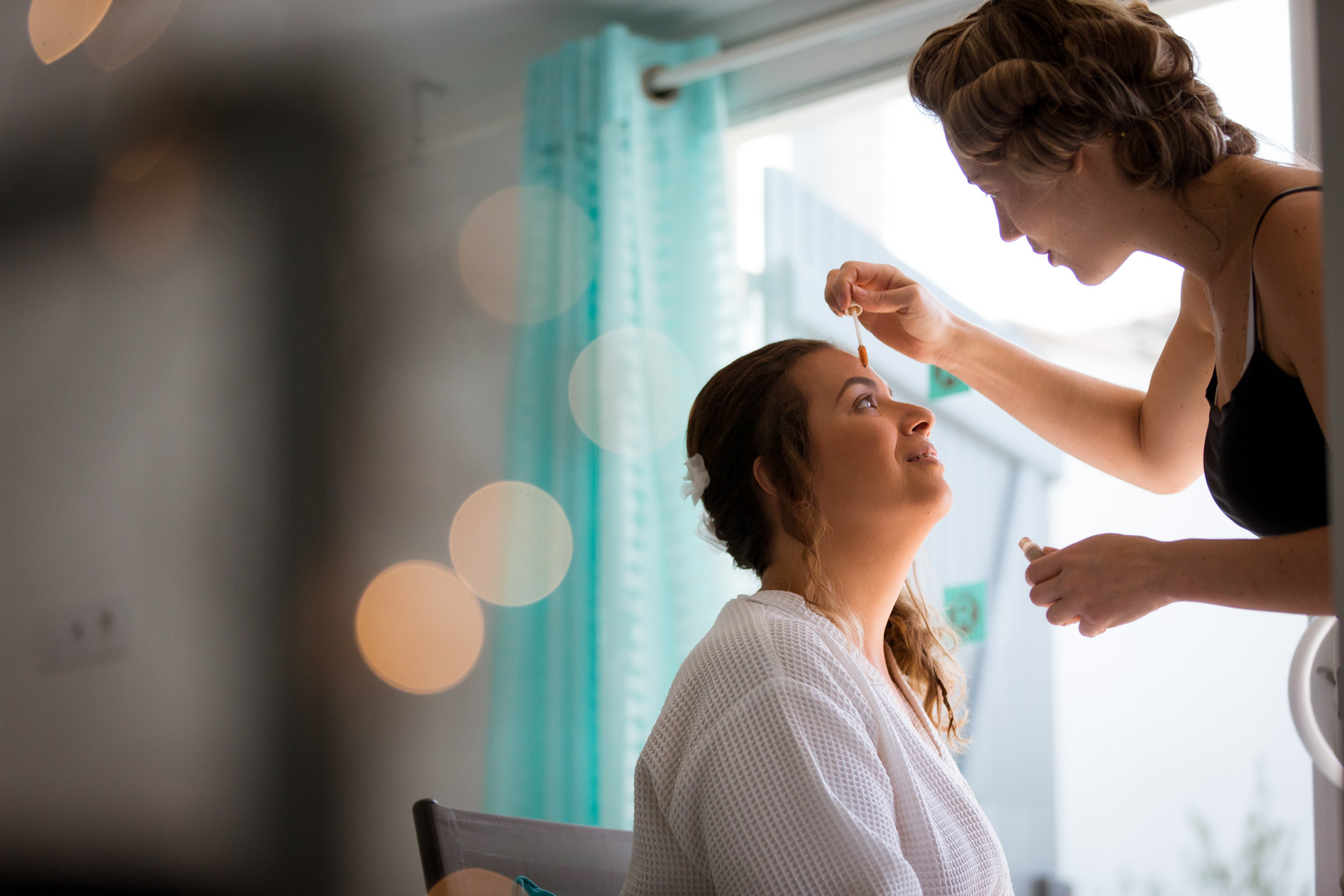 maquillage de la mariee dans la maison