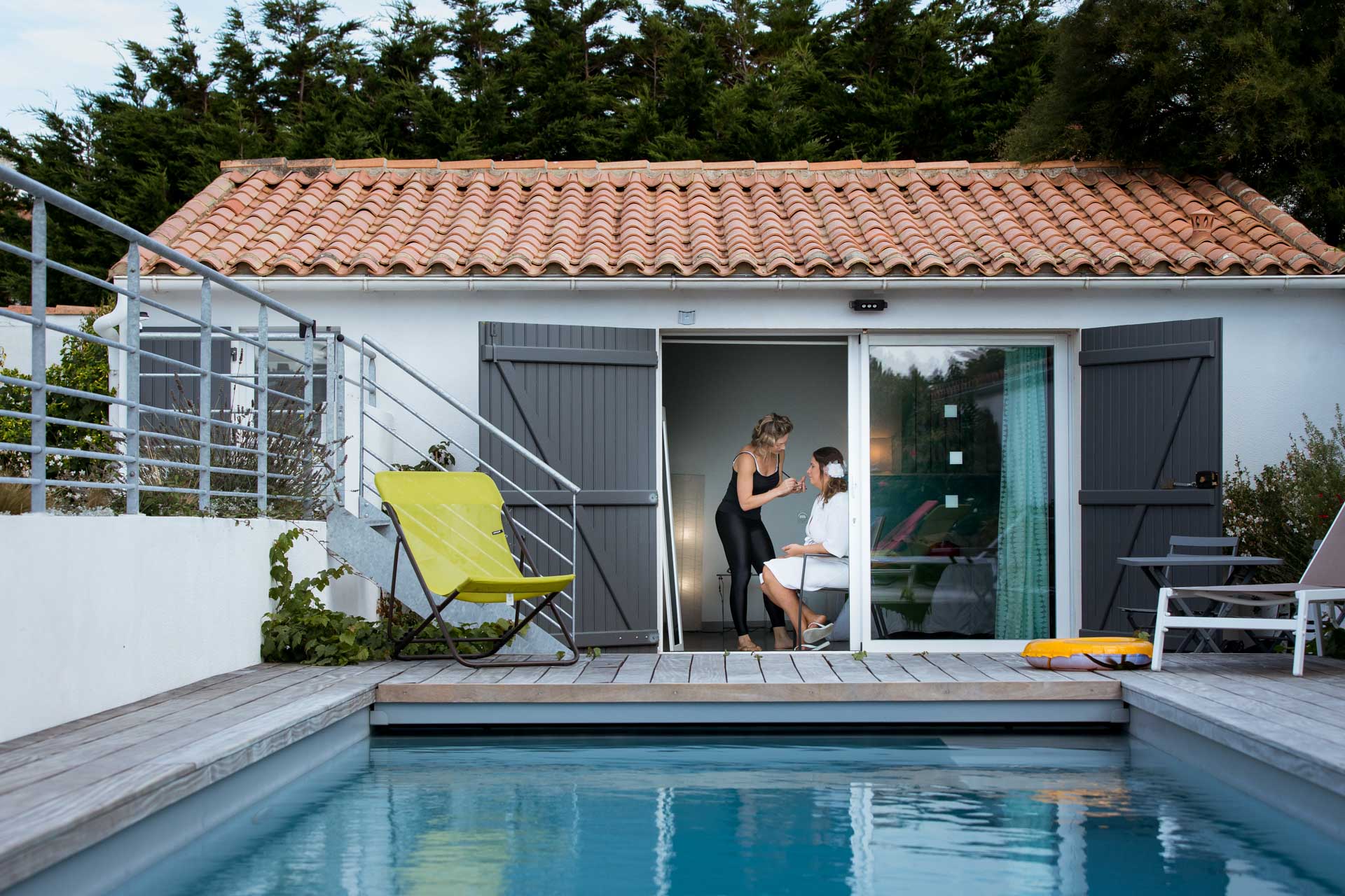 preparatif de la mariee dans maison avec piscine