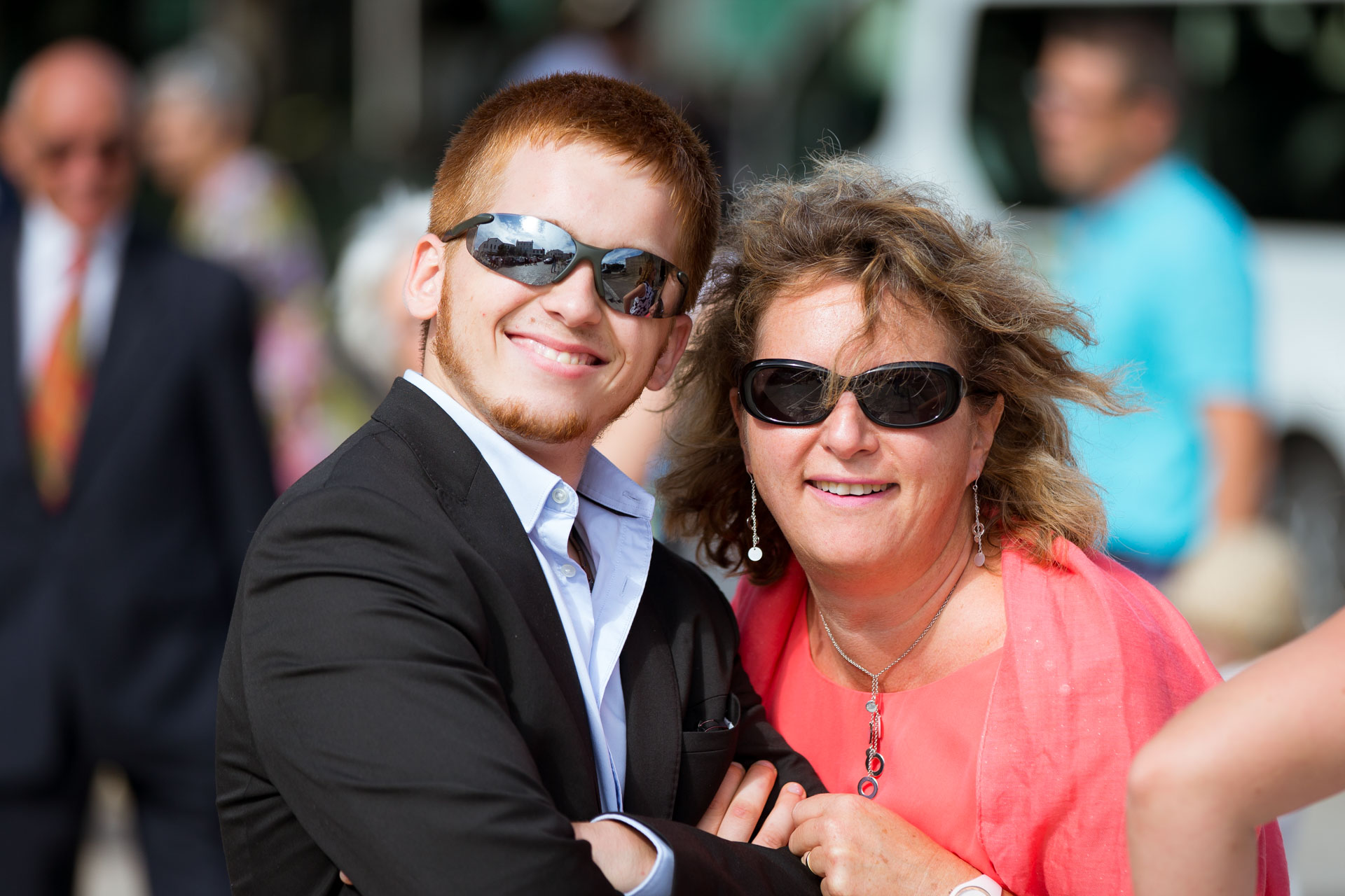 des invites qui sourient devant l'eglise