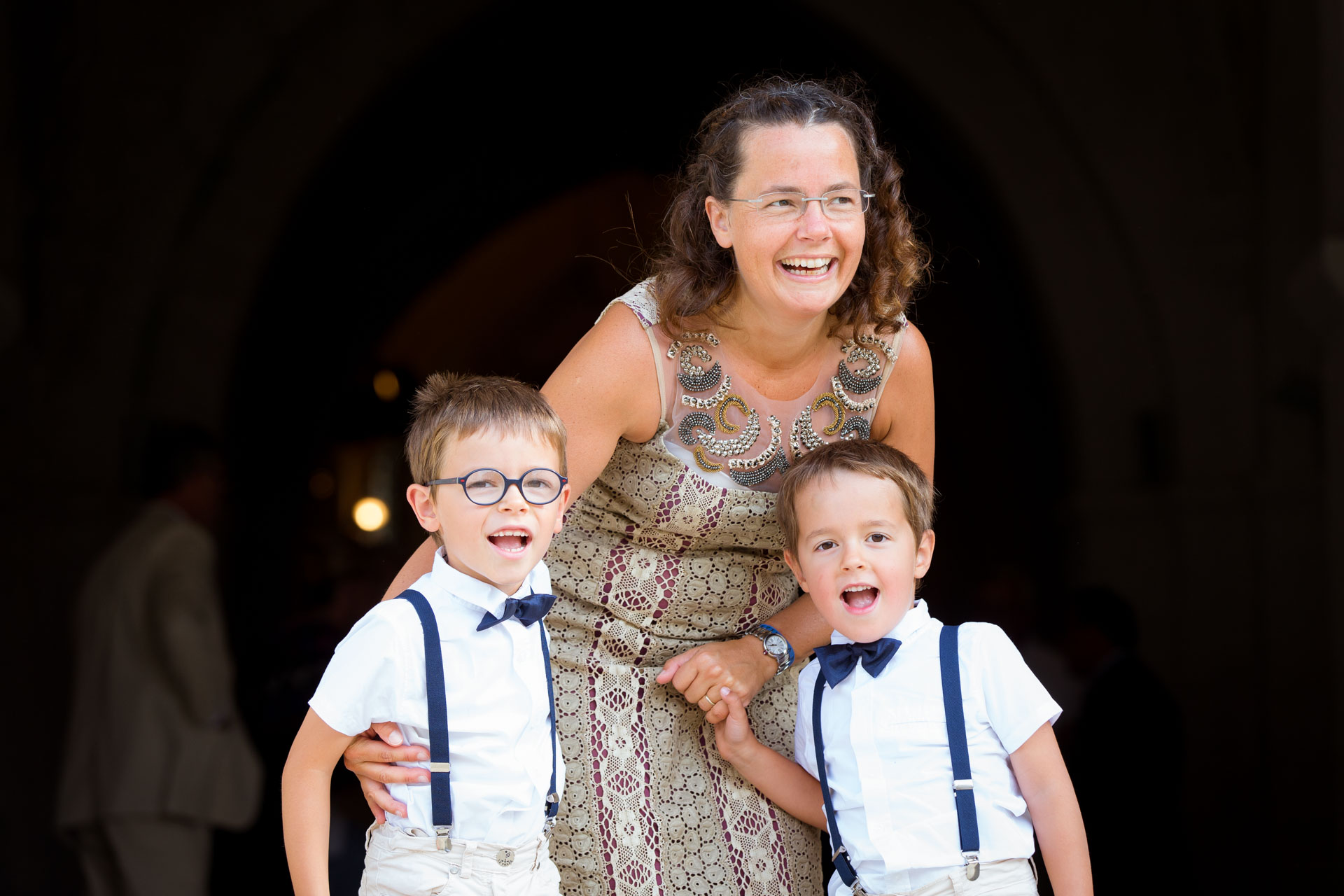 des enfants qui sourient devant l'eglise d'Ars en ré