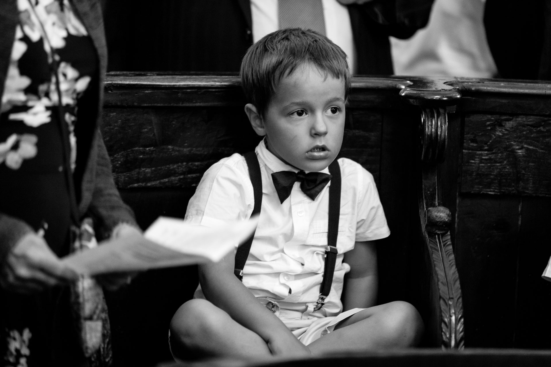 un enfant pemdant la ceremonie