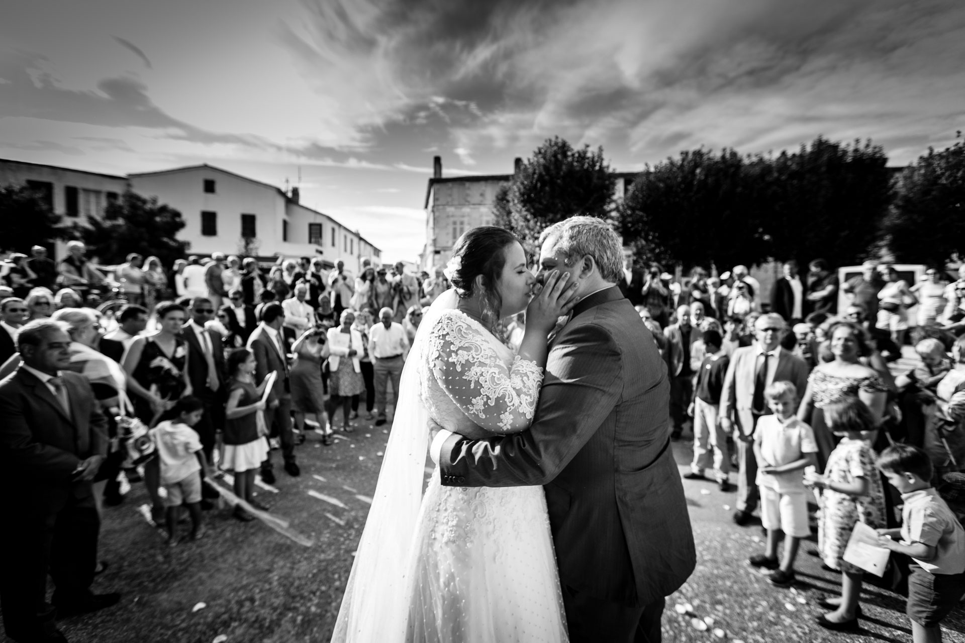 un baiser en sortie d'eglise d'Ars en re