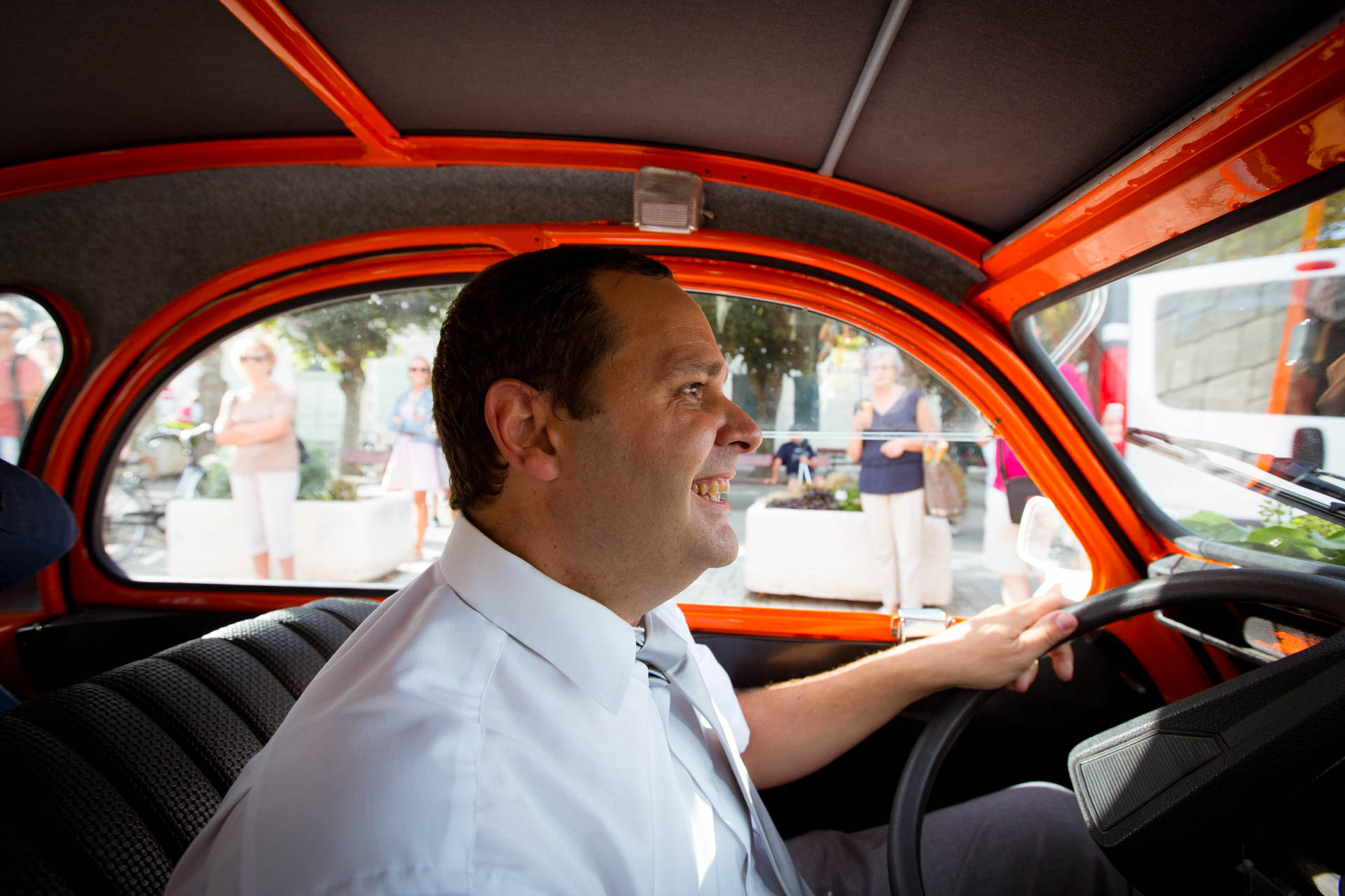 le pilote de la 2CV a toujours le sourire