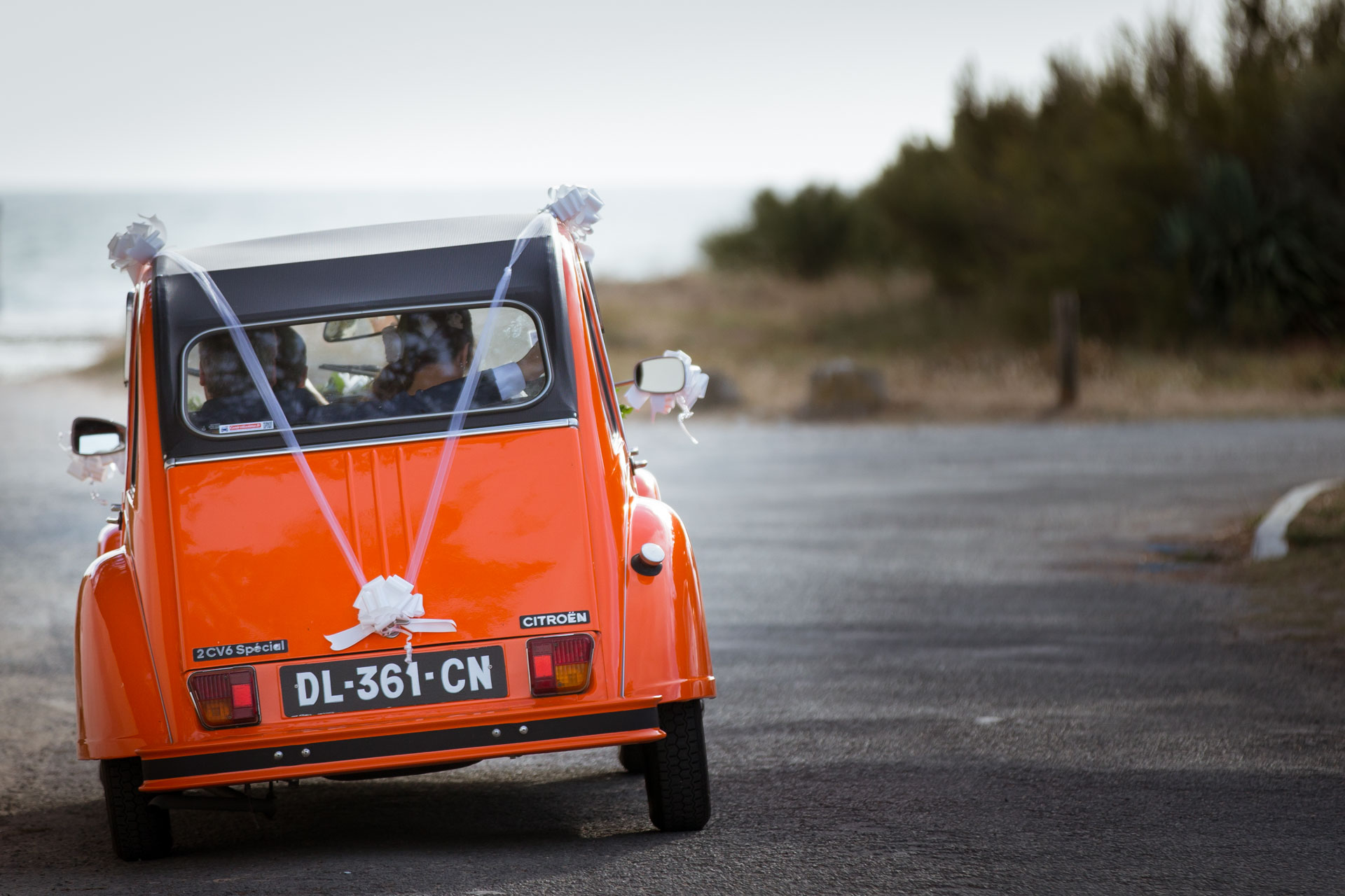 la 2cv penche quand on est 3 dedans