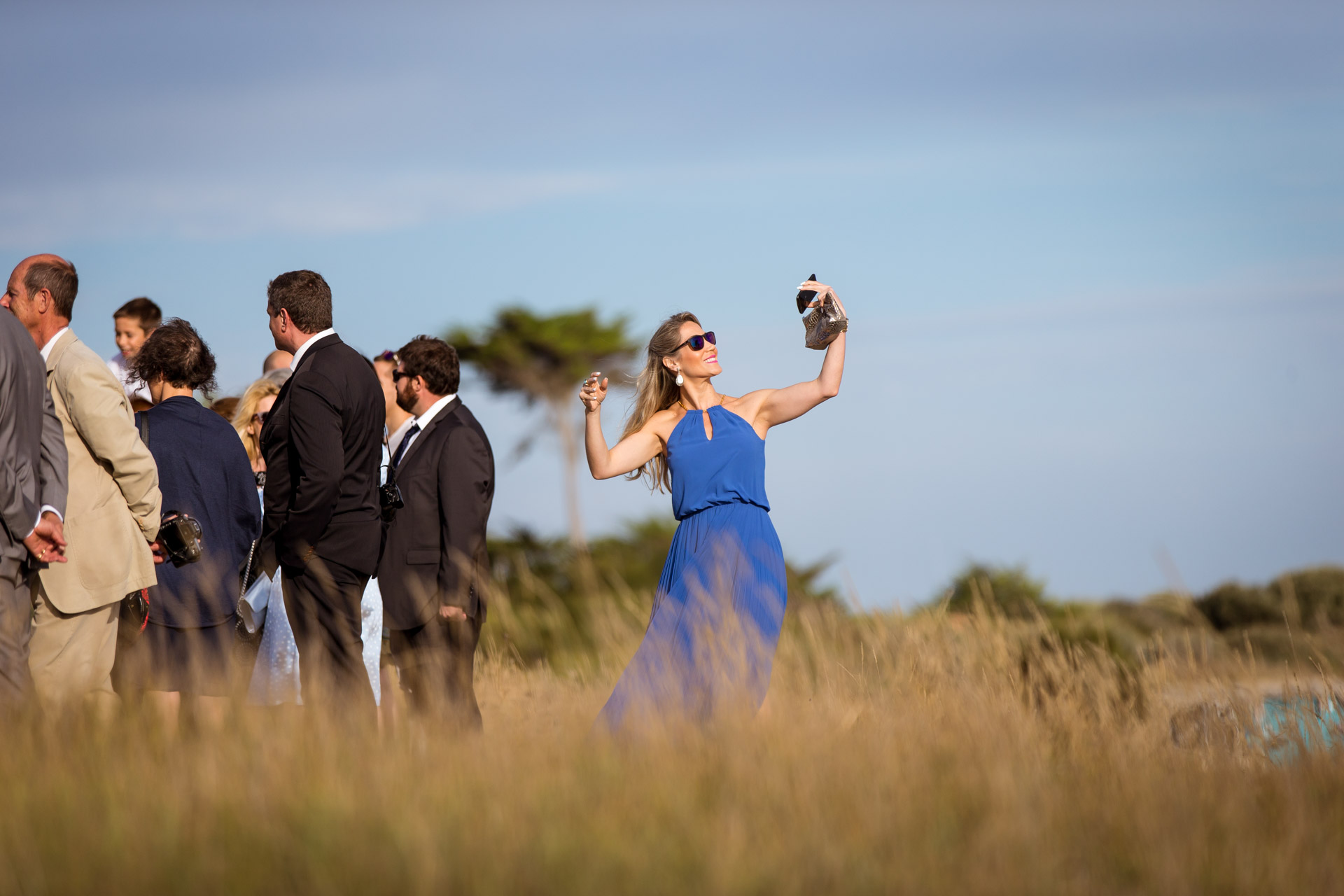 la fille en bleue pendant le cocktail a la point de Grignon