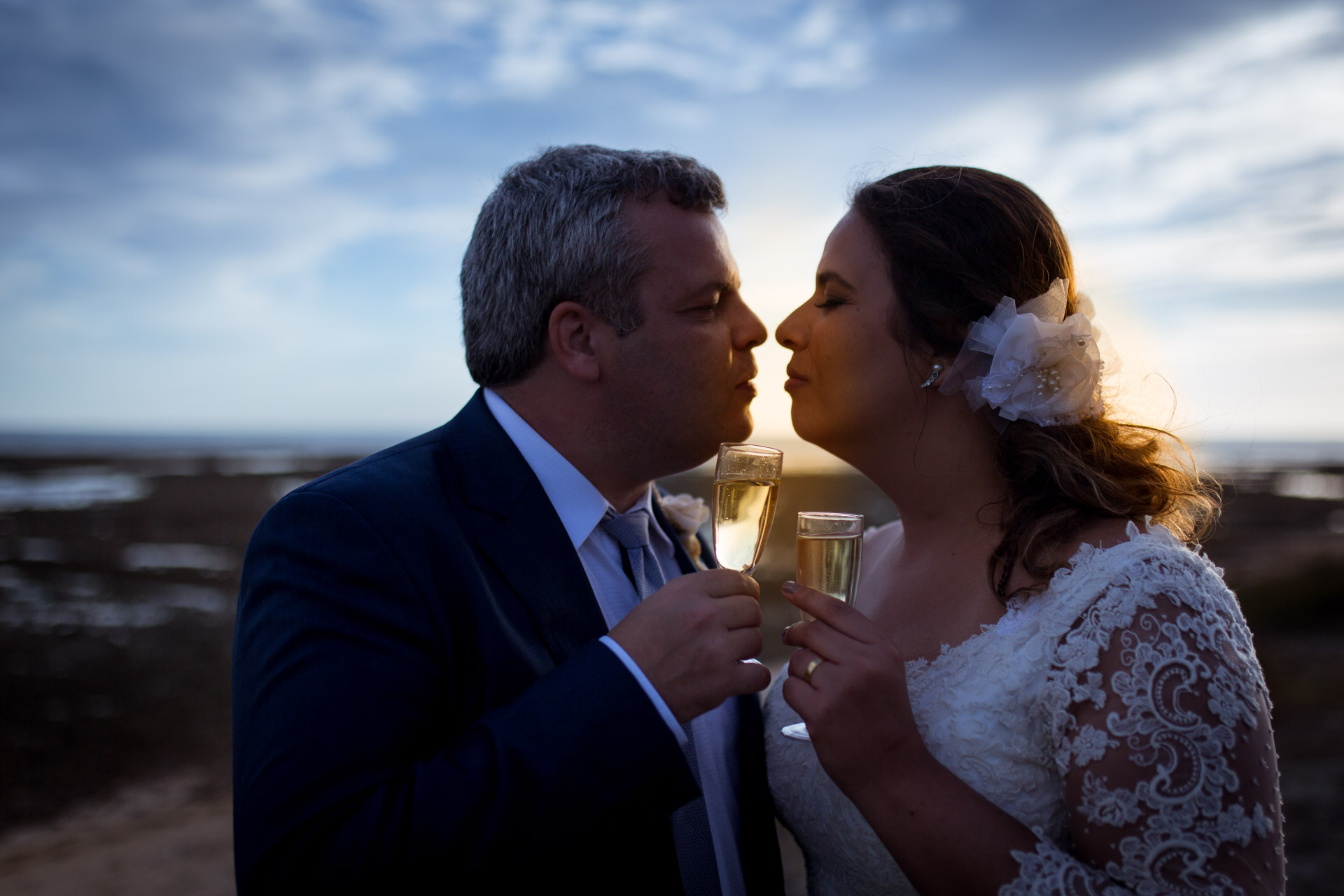 baiser d'amoureux en coucher de soleil a la pointe de Grignon