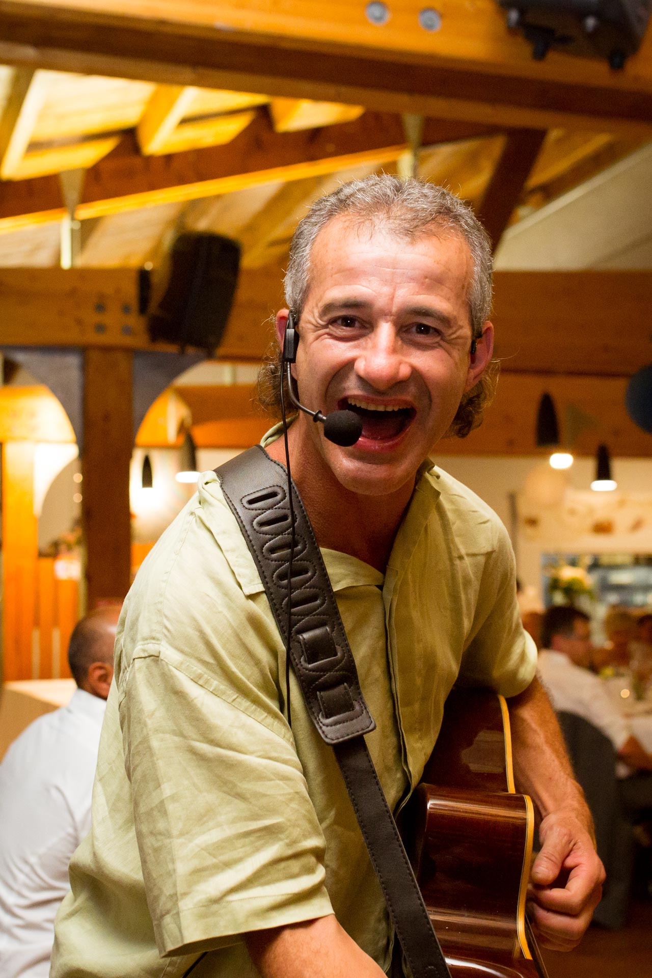 chanteur pendant la soirée bresilienne