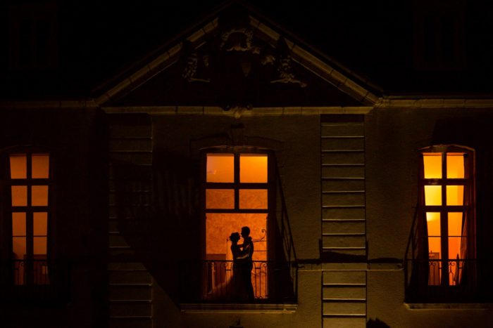 Photo silhouette marié dans chateau