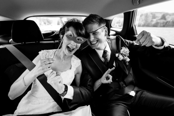 Couple s'amusant dans la voiture