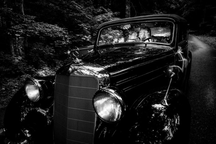 Photo de marié dans veille mercedes