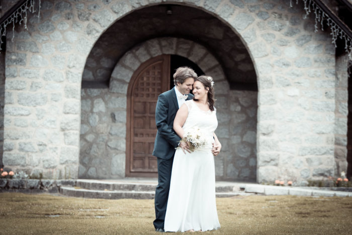 Photo de couple a Chamonix devant chapelle