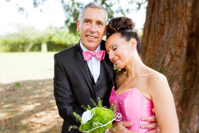 Photo de couple mariee en robe rose
