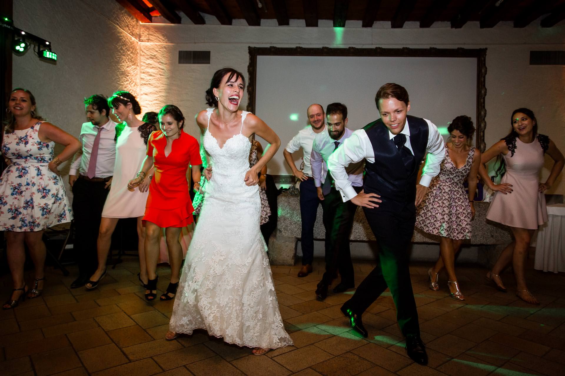 Danse Salle de l'ancien Pressoir Chateau de Coppet - Photographe Mariage