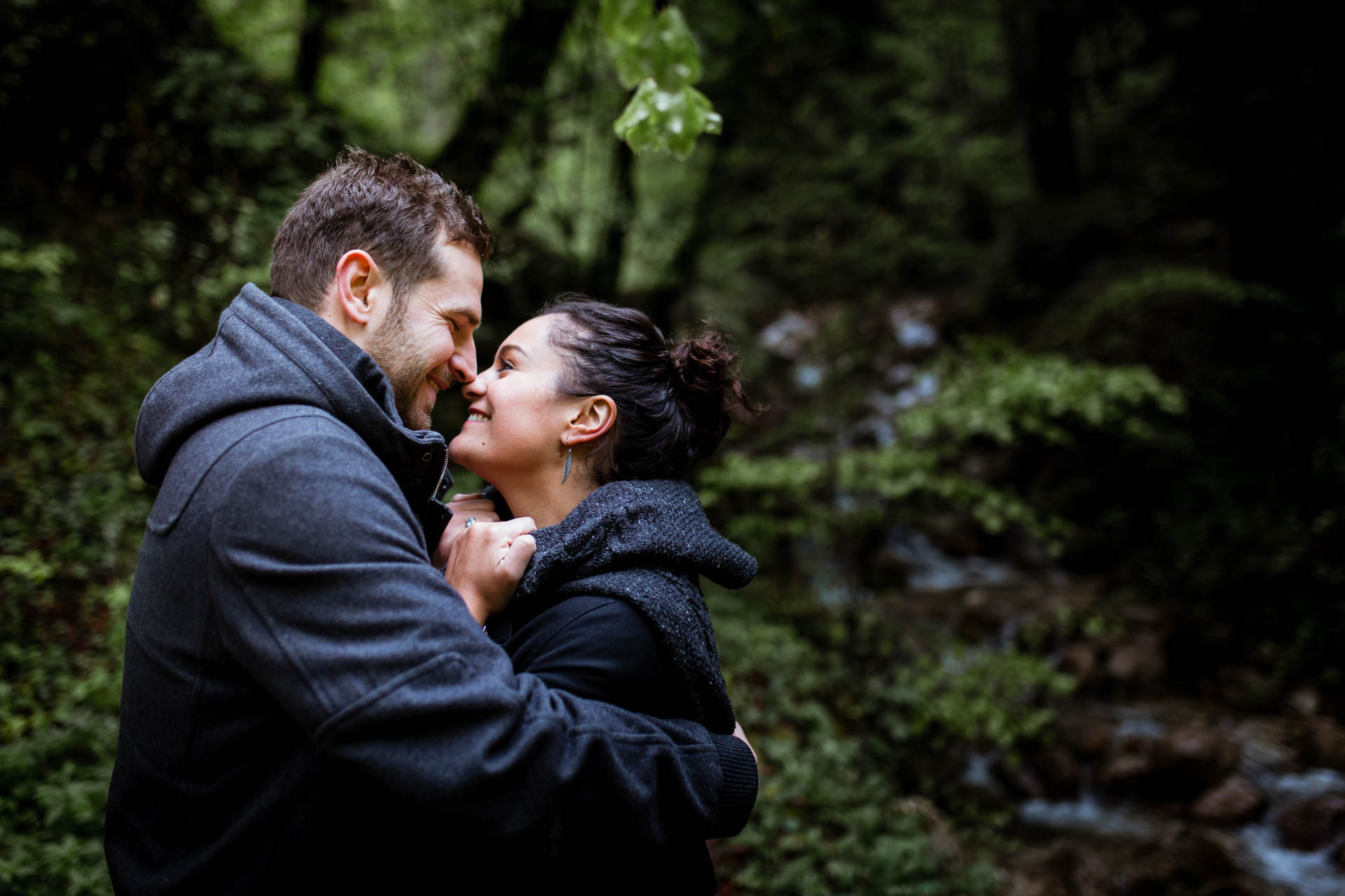 Couple s'embrassant Creux de l'Envers