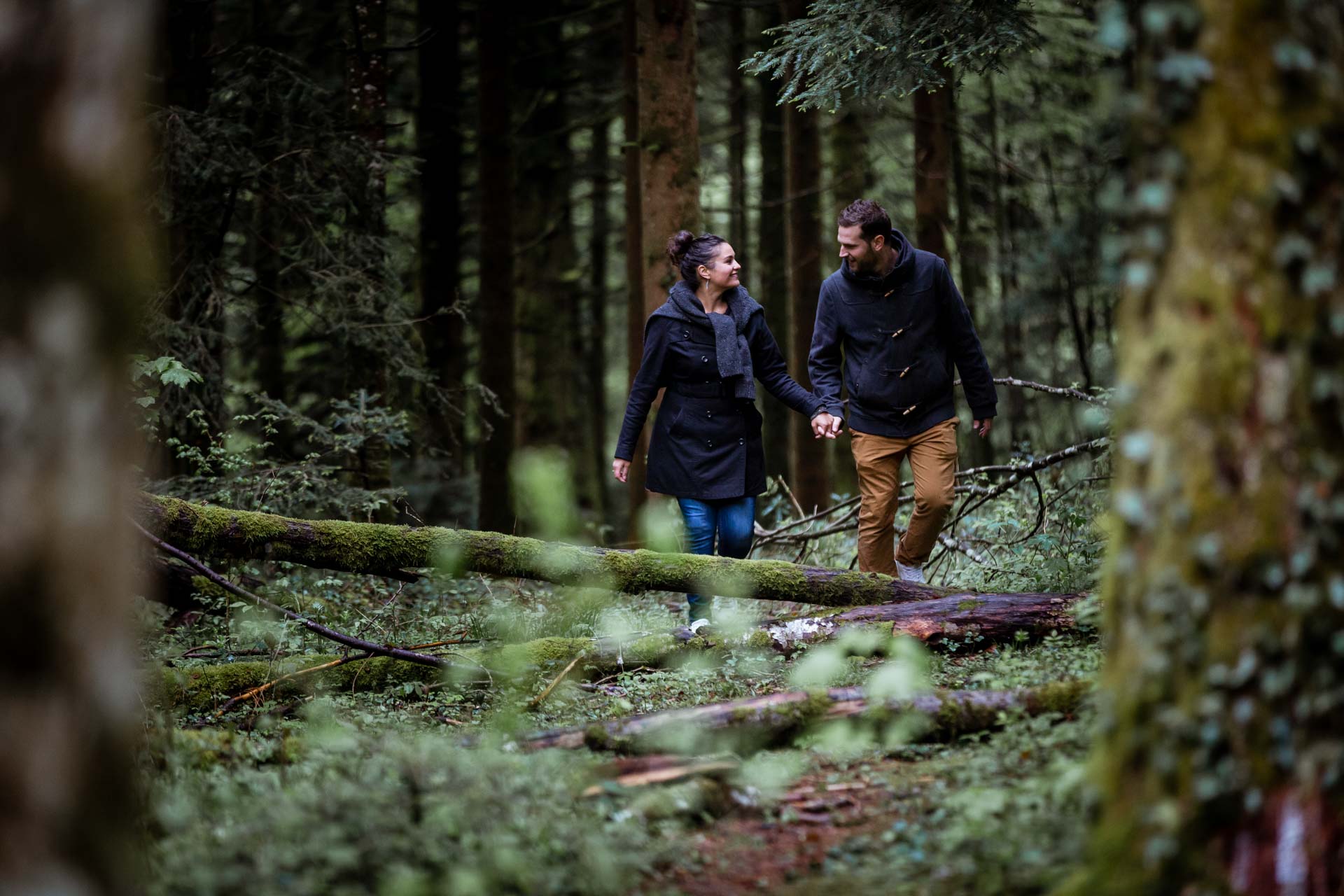 Couple de mariés se promenant dans les bois du Pays de Gex