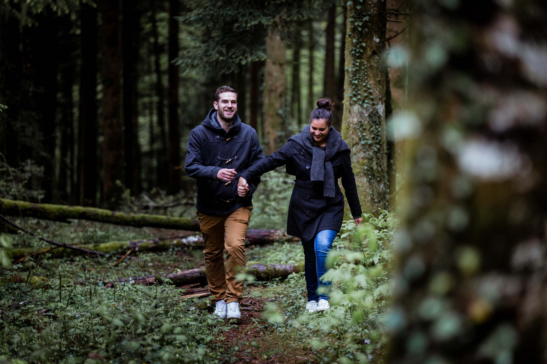 Couple de mariés se promenant dans les bois du Pays de Gex