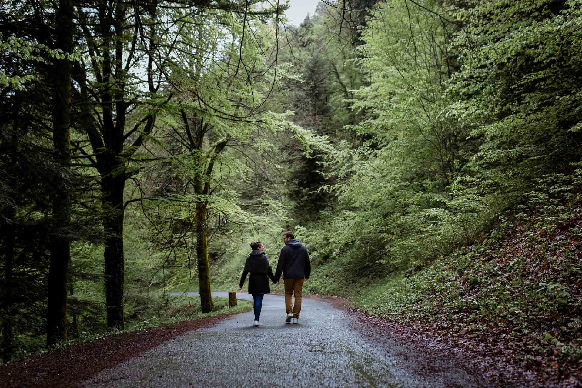 Couple d'amoureux qu marche au Creux de l'envers