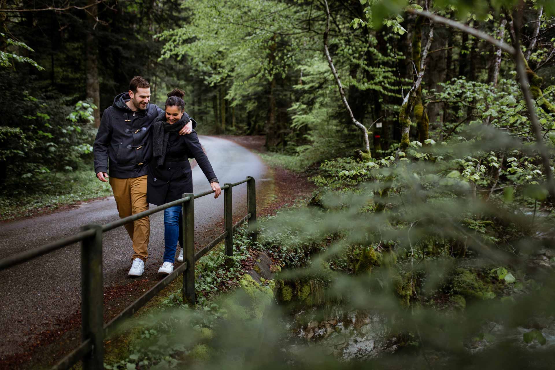 couple d'amoureux marchant sur sentier photographe de mariage