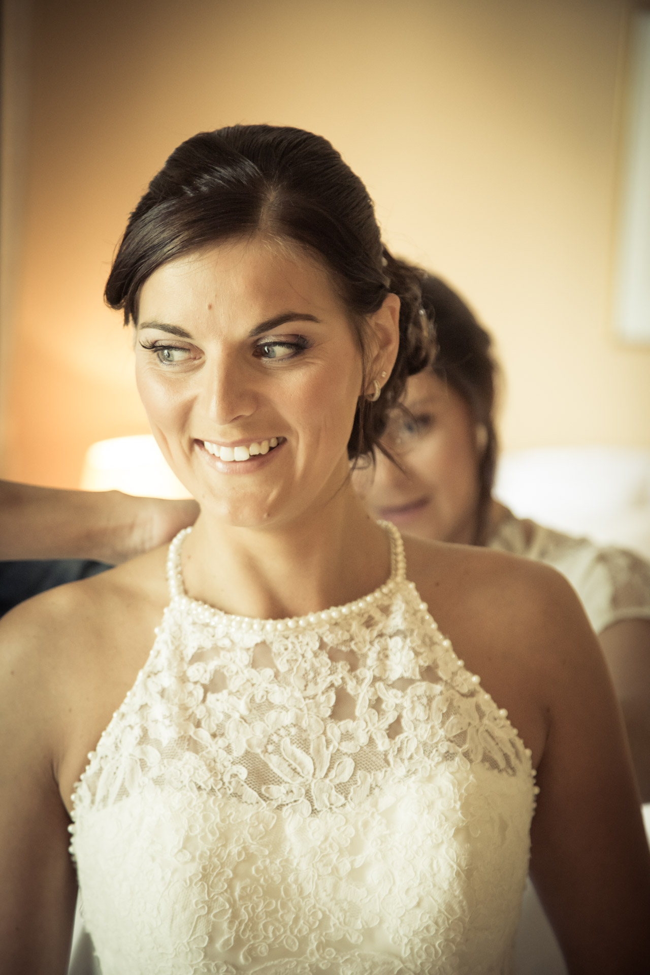 Mariage de Mallorye et Nicolas. Habillage et sourire Chambre Grand Hotel de Divonne