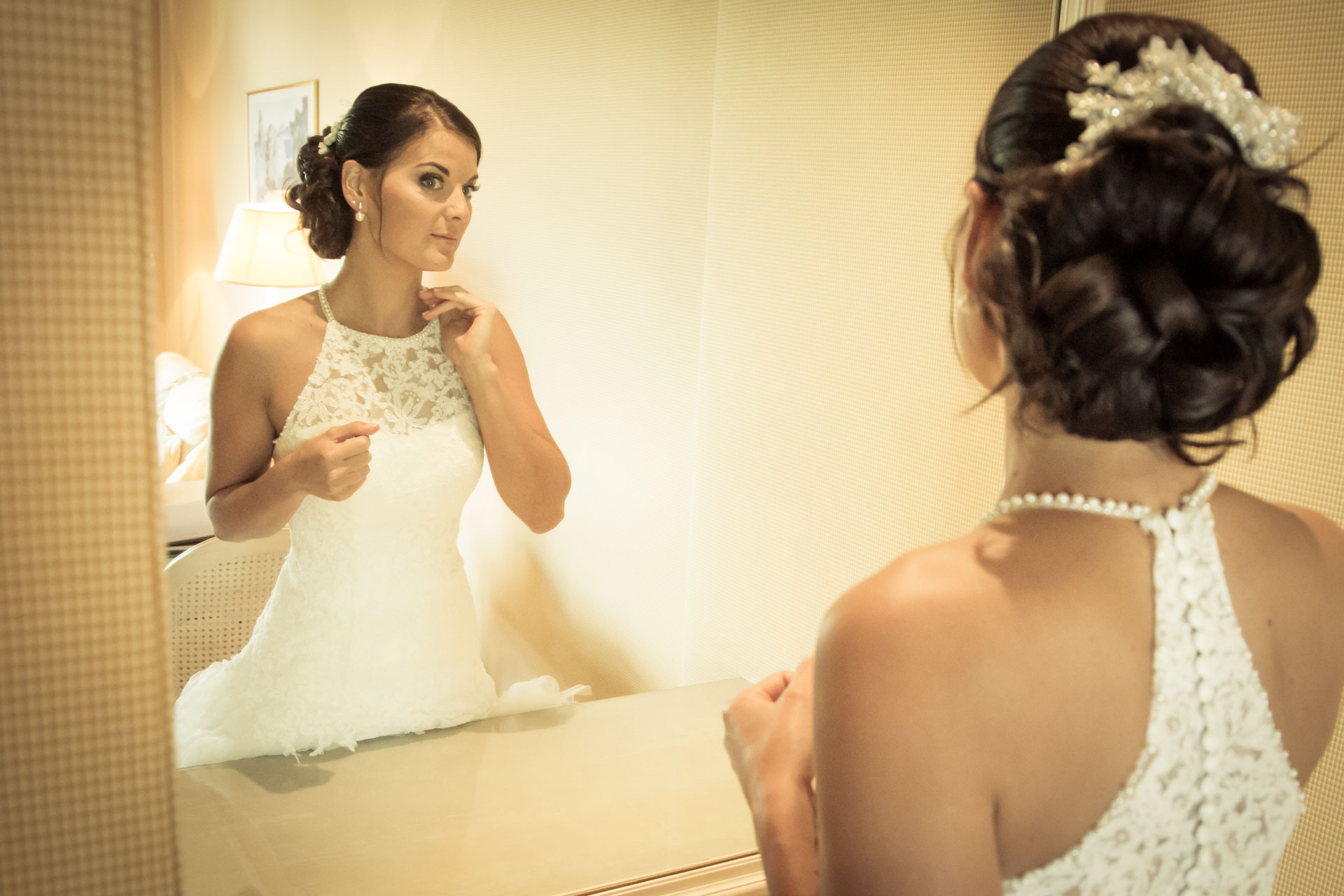 Mariage de Mallorye et Nicolas. Habillage et regard dans le mirroir Chambre Grand Hotel de Divonne