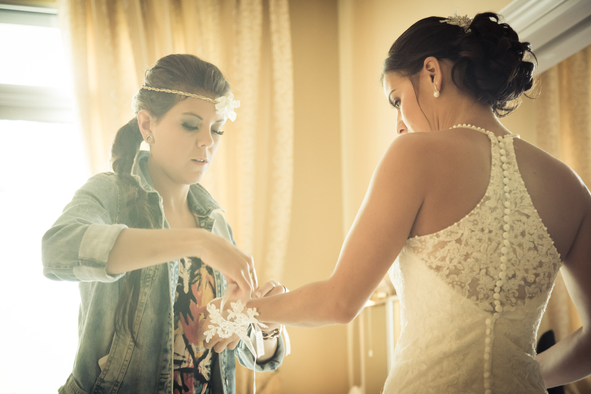 Mariage de Mallorye et Nicolas. Habillage avec soeur Chambre Grand Hotel de Divonne