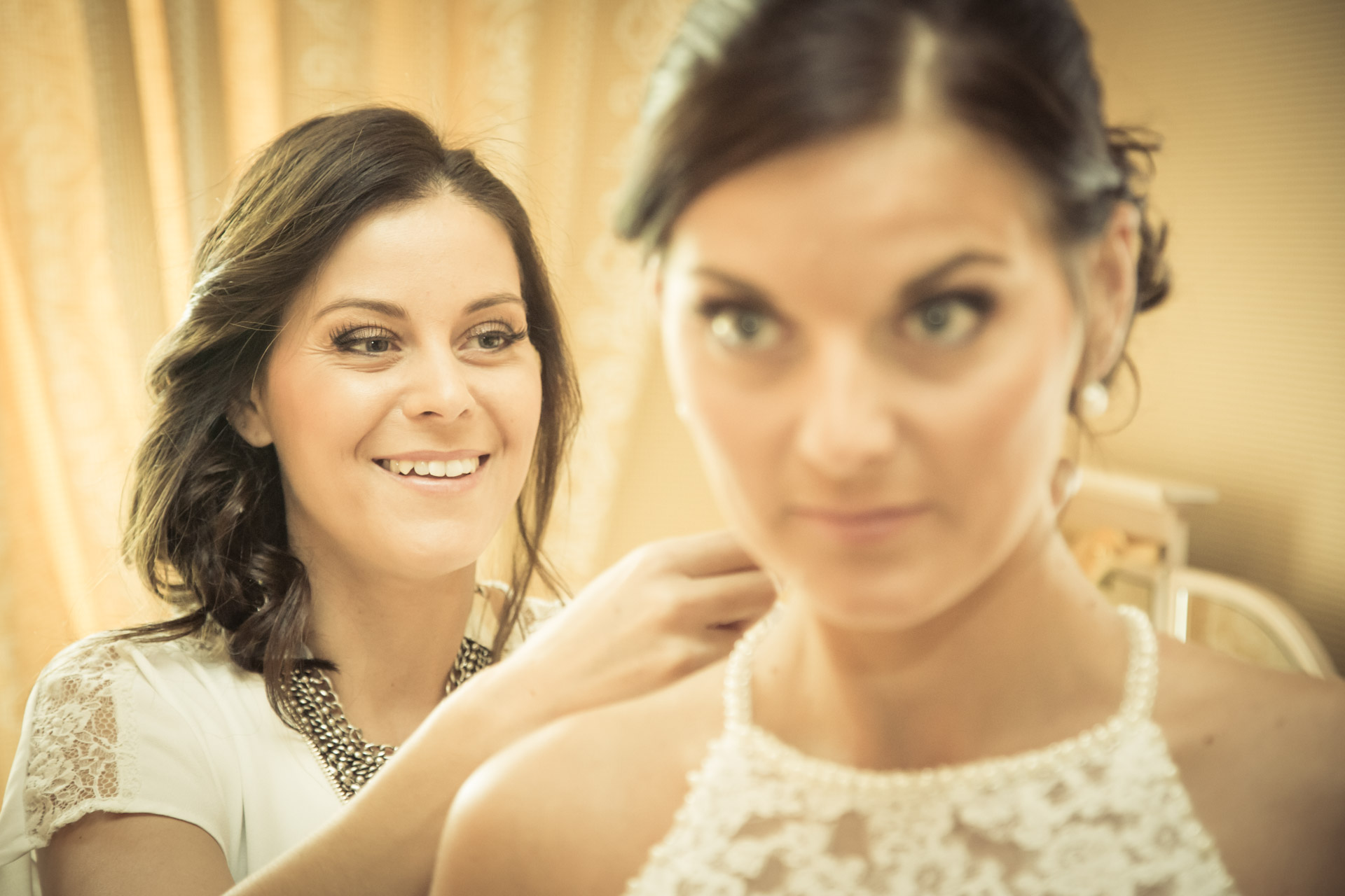 Mariage de Mallorye et Nicolas. Habillage avec soeur et sourire Chambre Grand Hotel de Divonne