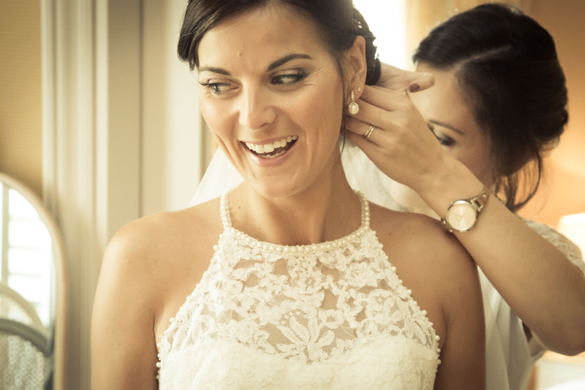 Mariage de Mallorye et Nicolas. Habillage, la mariee sourit Chambre Grand Hotel de Divonne