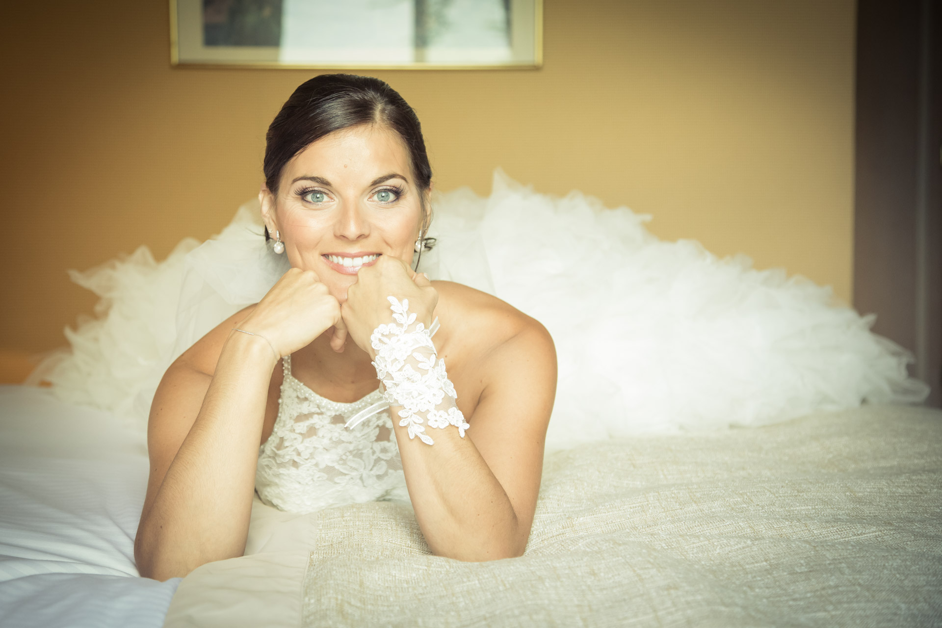 Mariage de Mallorye et Nicolas. Superbe portrait de la mariée dans la Chambre du Grand Hotel de Divonne