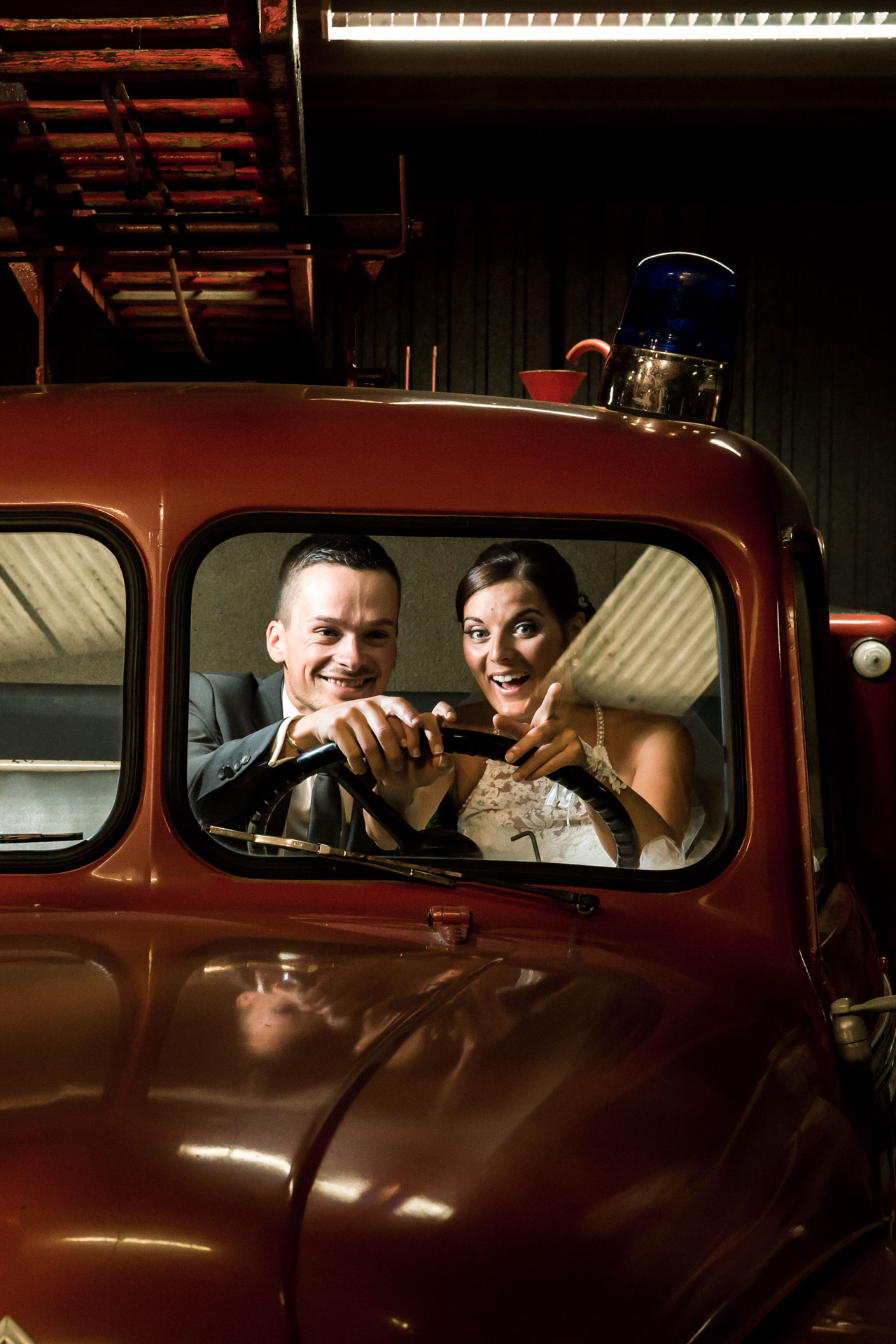 Mariage de Mallorye et Nicolas. Photo de couple dans voiture de pompier