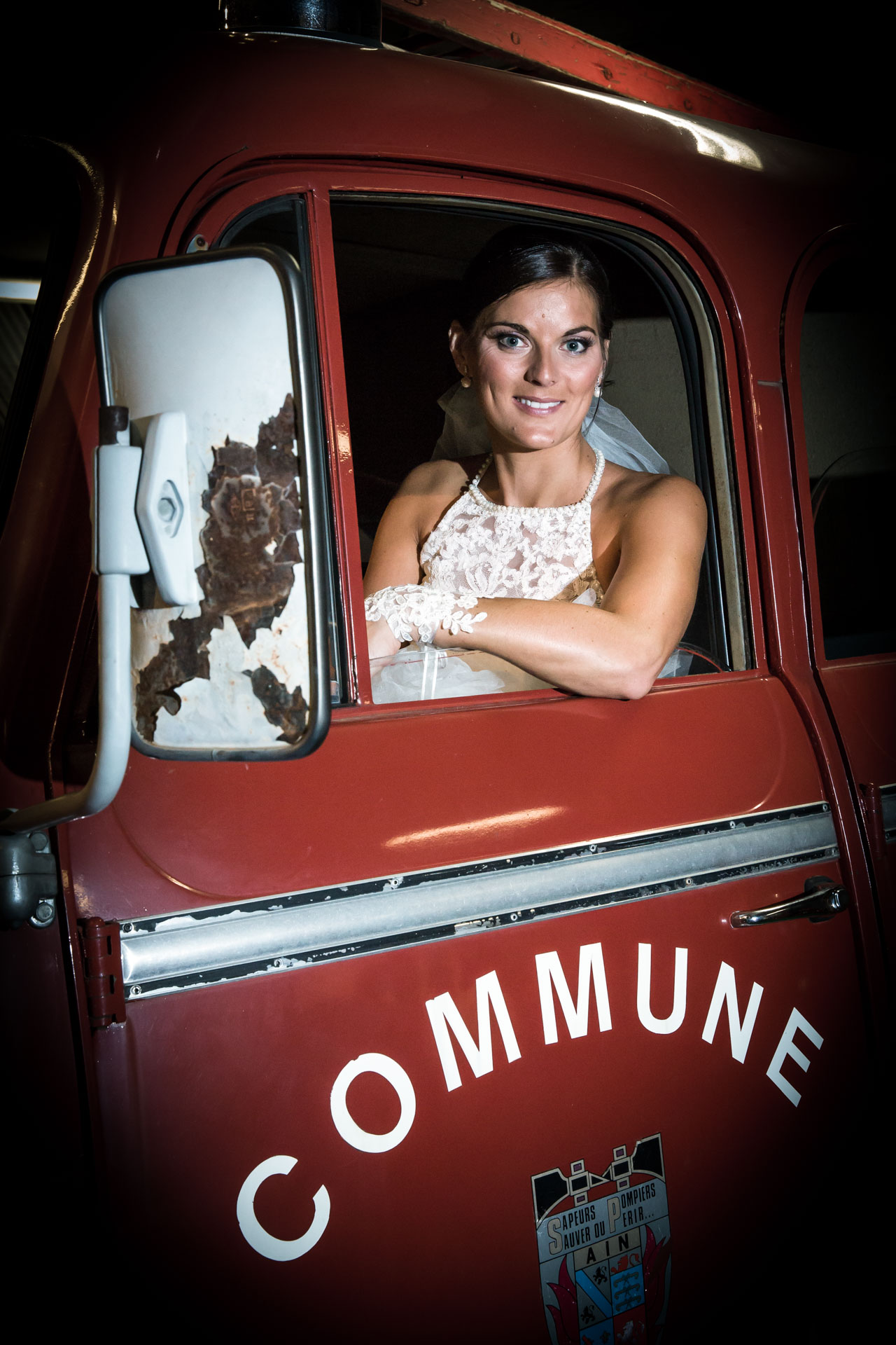 Mariage de Mallorye et Nicolas. Photo de la mariee dans voiture de pompier