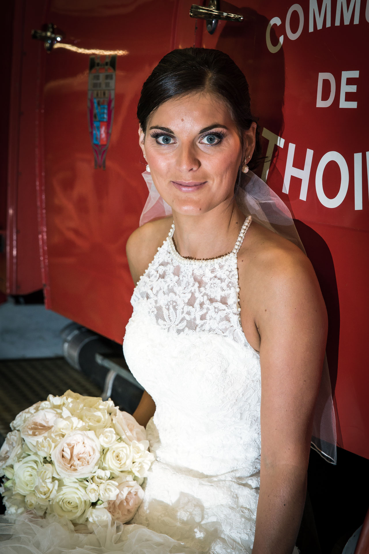 Mariage de Mallorye et Nicolas. portrait de la mariee dans voiture de pompier