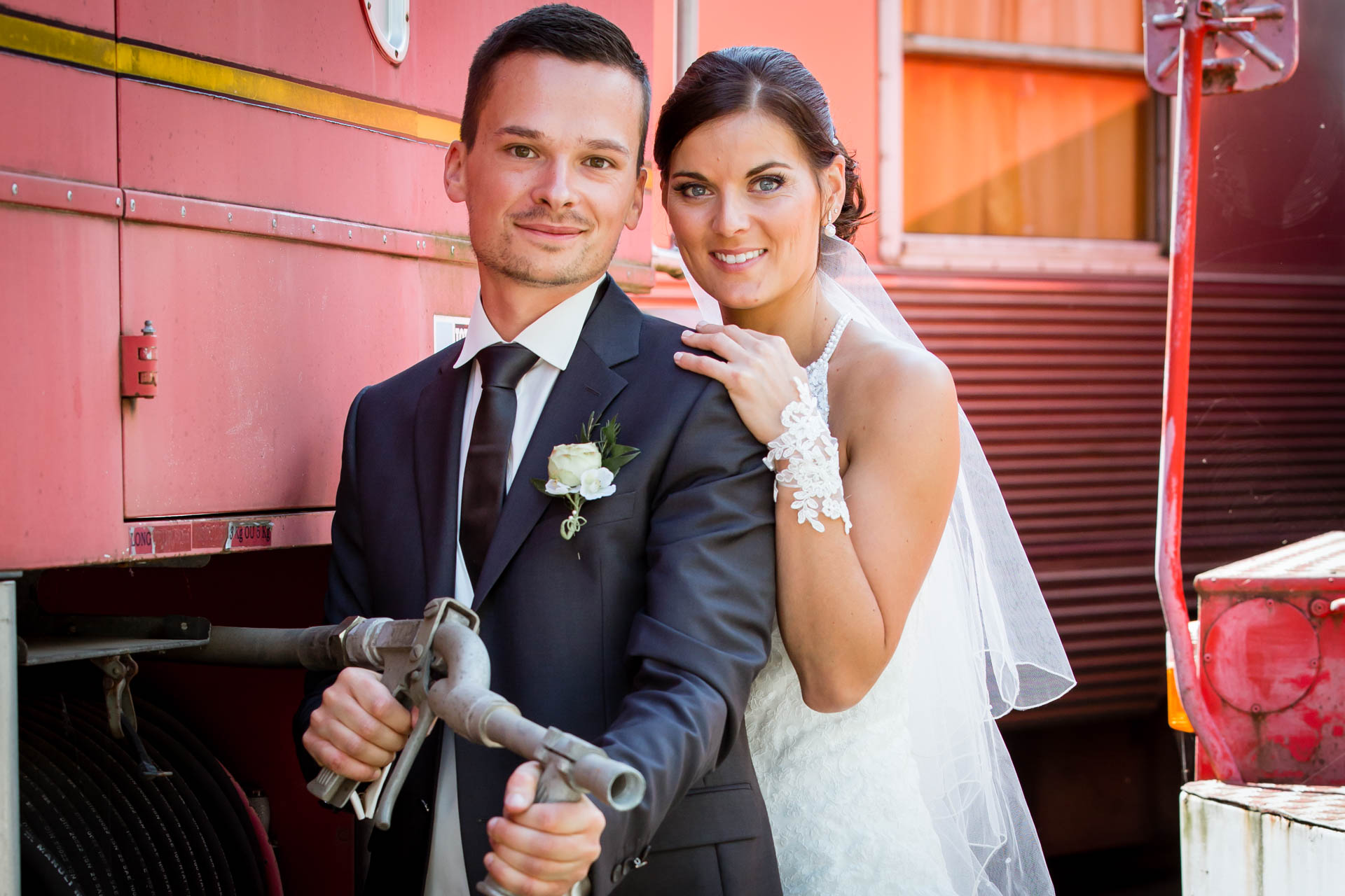 Mariage de Mallorye et Nicolas. Photo de couple au musee des sapeurs pompiers a Gex