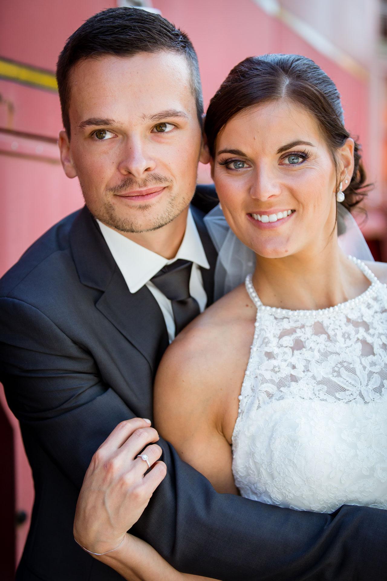 Mariage de Mallorye et Nicolas. Photo de couple en plan serre au musee des sapeurs pompiers a Gex