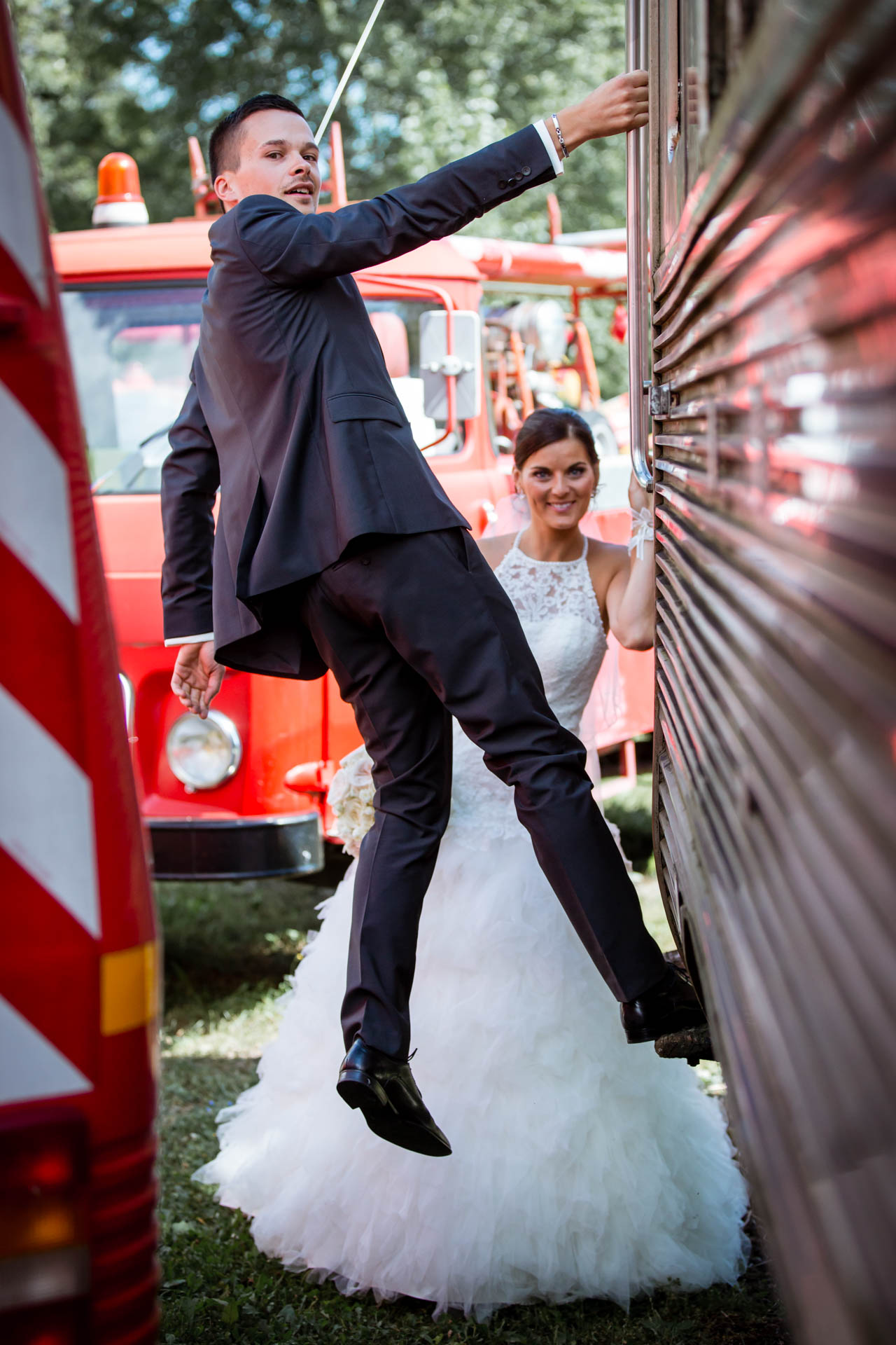 Mariage de Mallorye et Nicolas. Photo de couple devant un wagon au musee des sapeurs pompiers a Gex