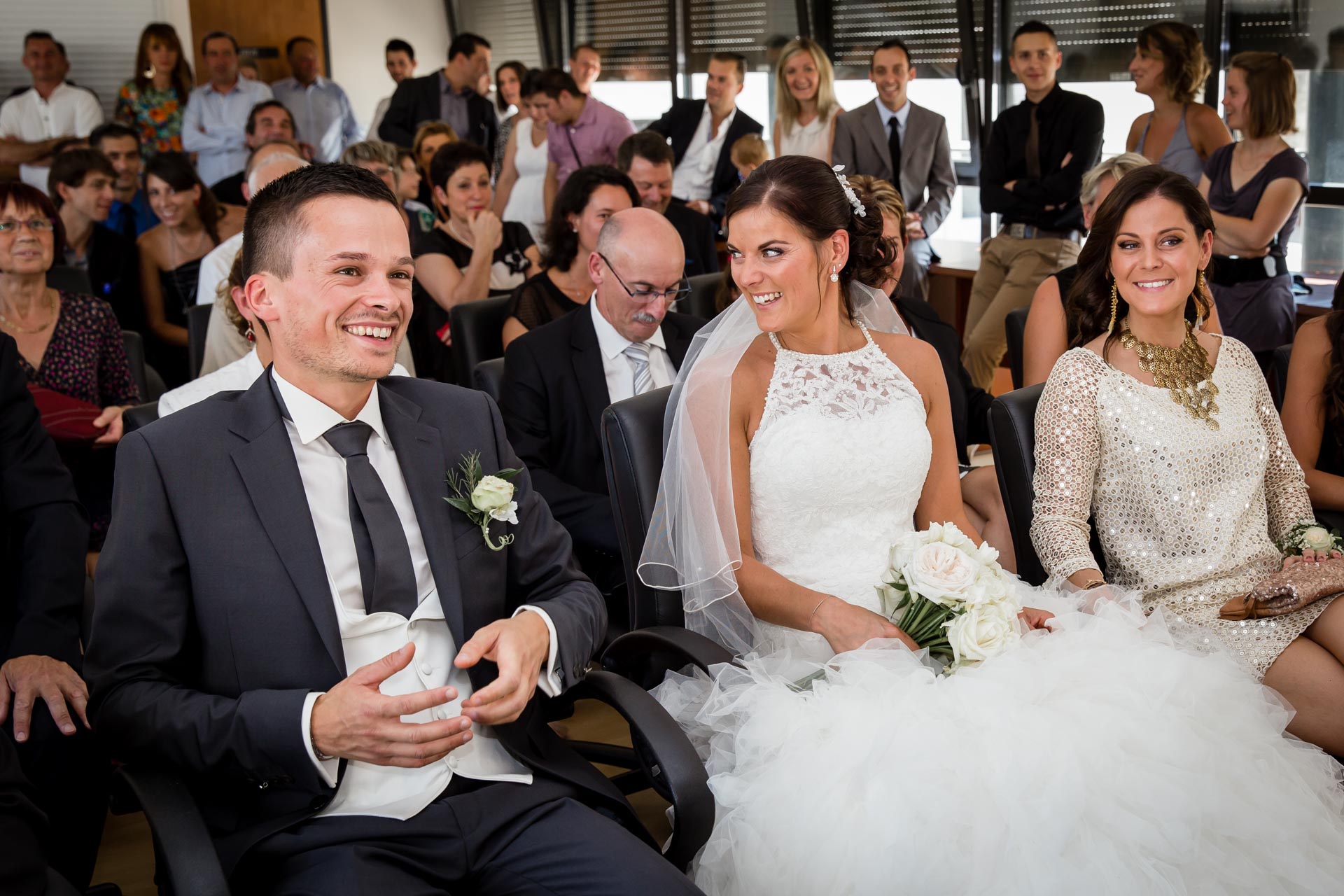 Mariage de Mallorye et Nicolas. Photo a la mairie fou rire