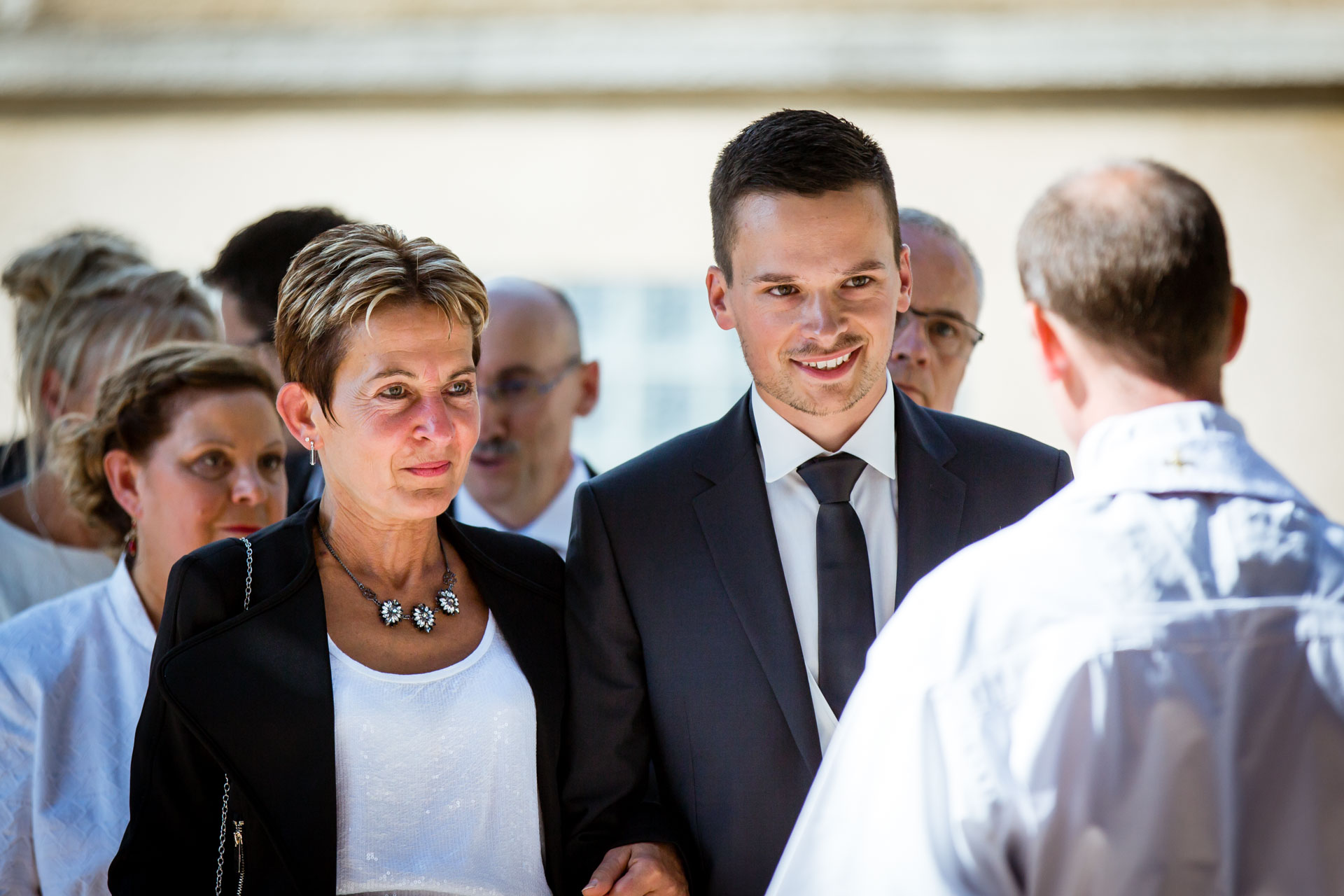 Mariage de Mallorye et Nicolas. Marie et parent a l'eglise