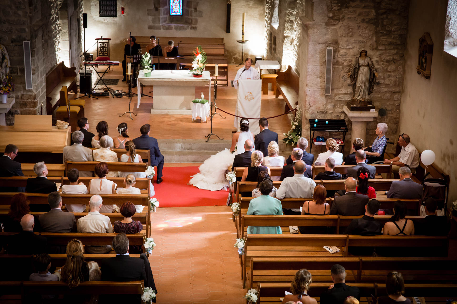 Mariage de Mallorye et Nicolas. Plan large a l'eglise de Cessy