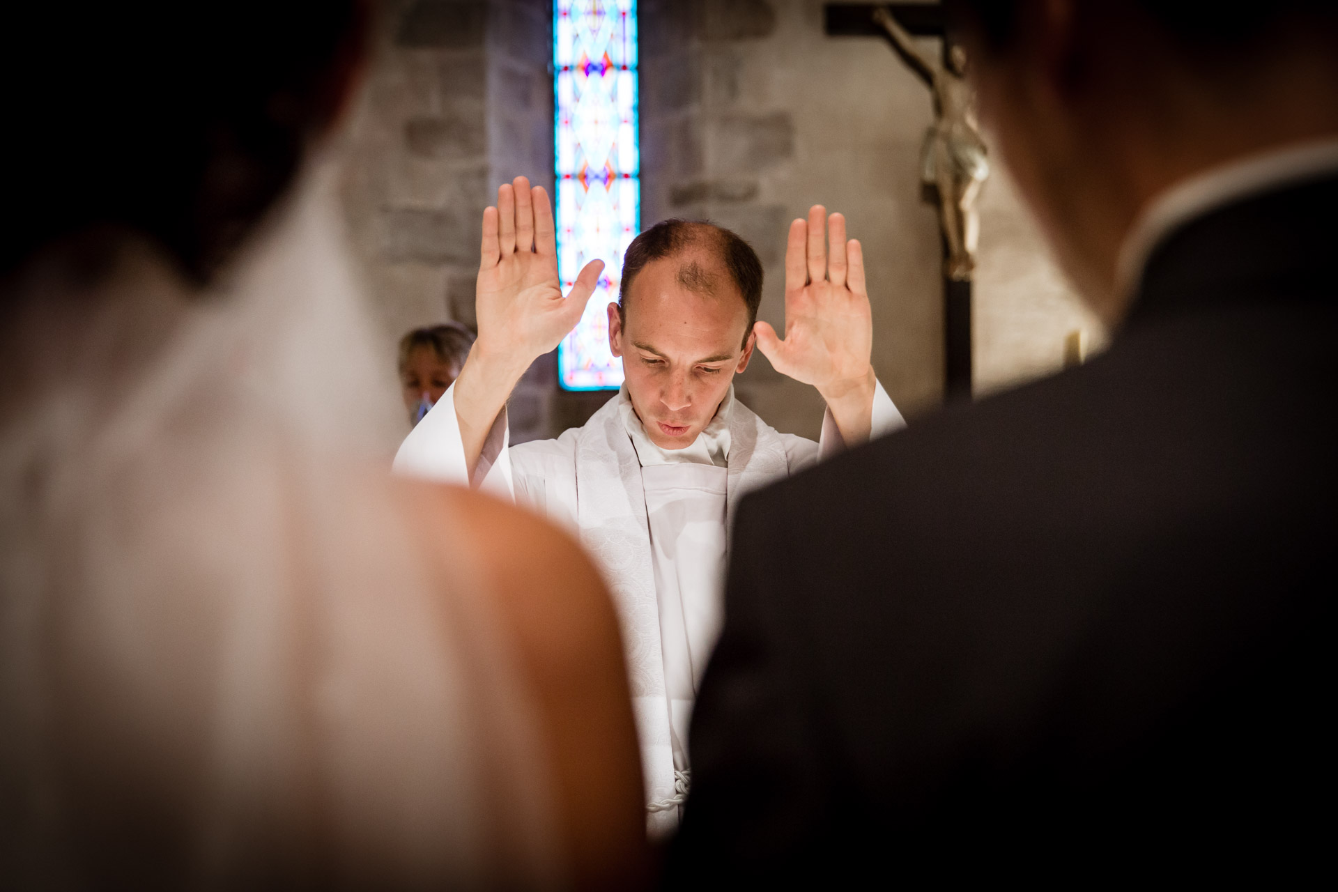 Mariage de Mallorye et Nicolas. Prete officiant a l'eglise de Cessy