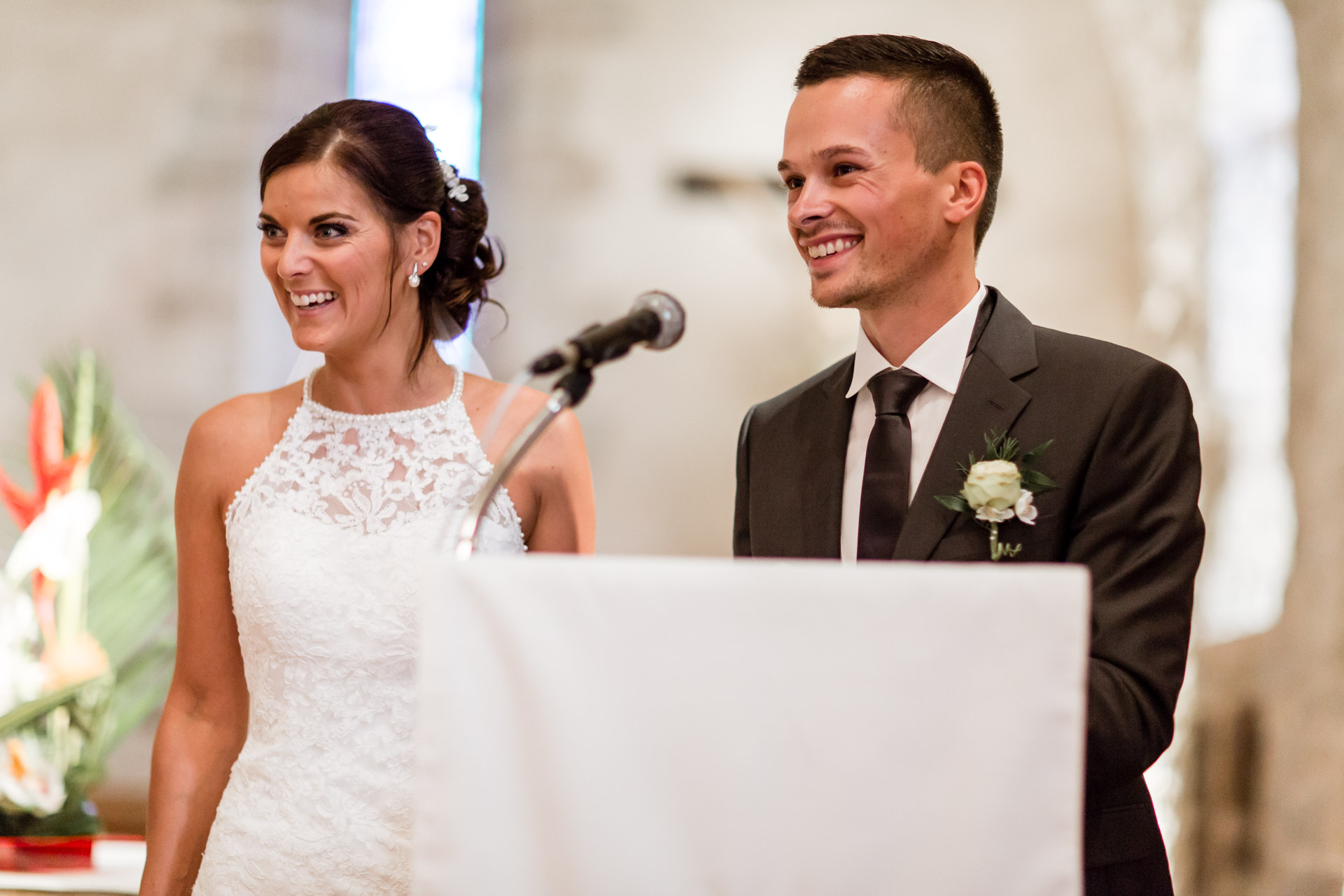 Mariage de Mallorye et Nicolas. Couple rigolant a l'eglise de Cessy