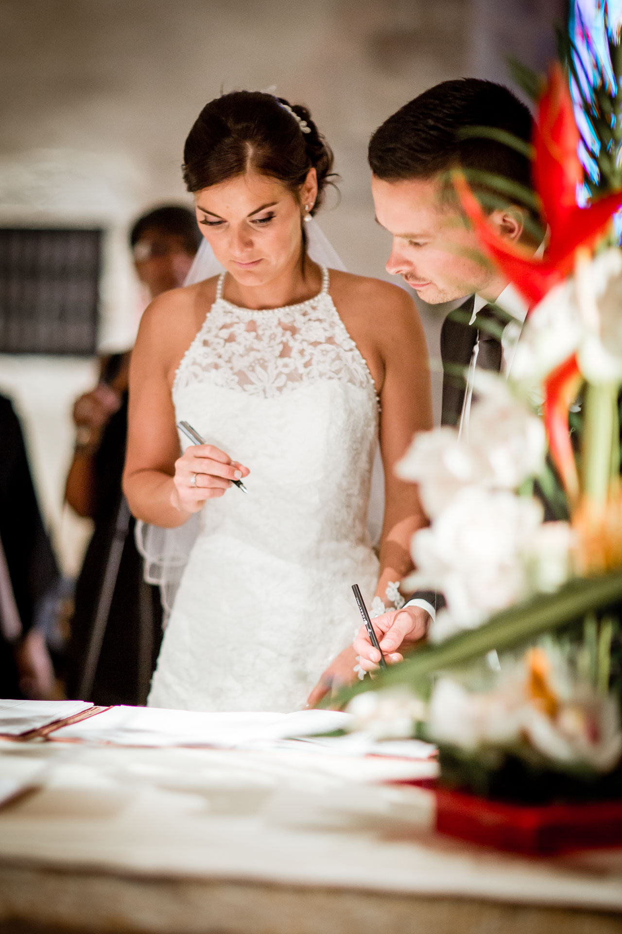 Mariage de Mallorye et Nicolas. Couple signant les registres a l'eglise de Cessy