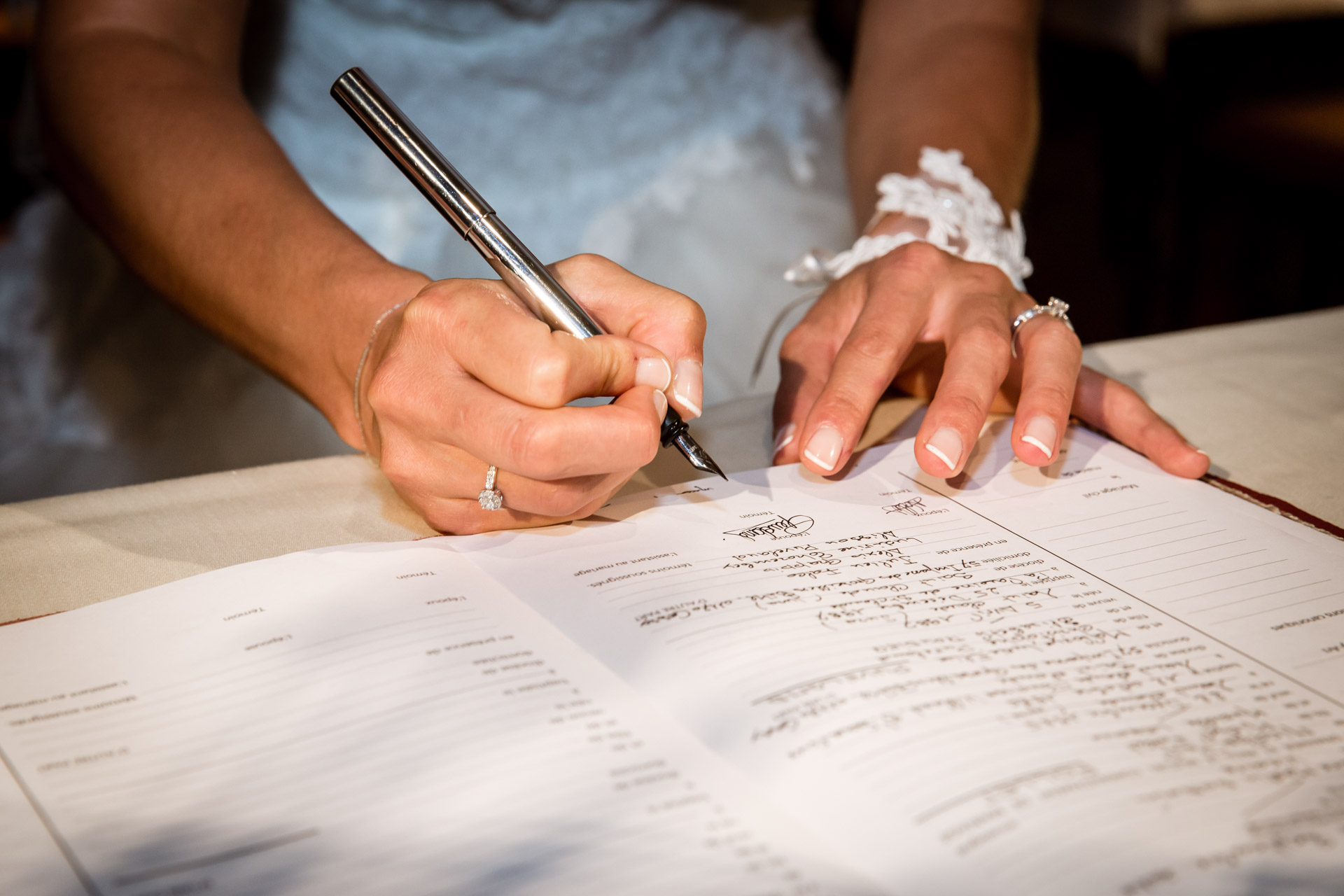 Mariage de Mallorye et Nicolas. Signature des registres gros plan a l'eglise de Cessy